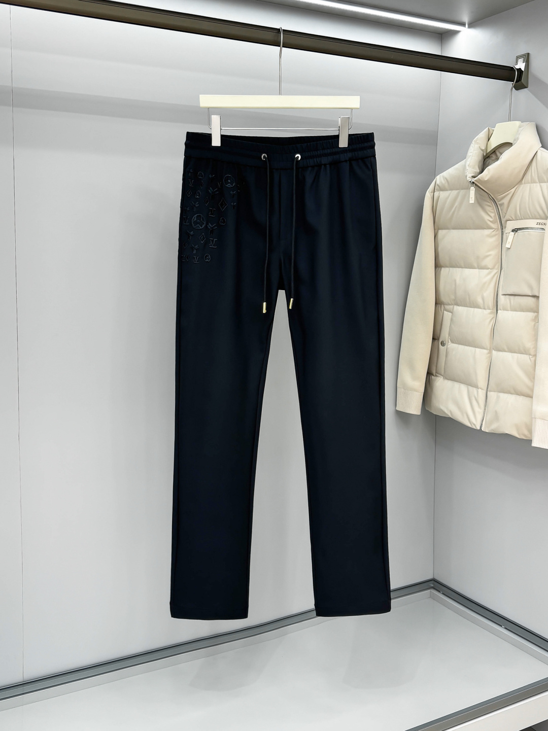 L家 秋冬最新男士休闲裤！ 简约百搭款，不挑人穿，腰部松紧抽绳设计，经典刺绣老花！良好的修饰身材比例，线