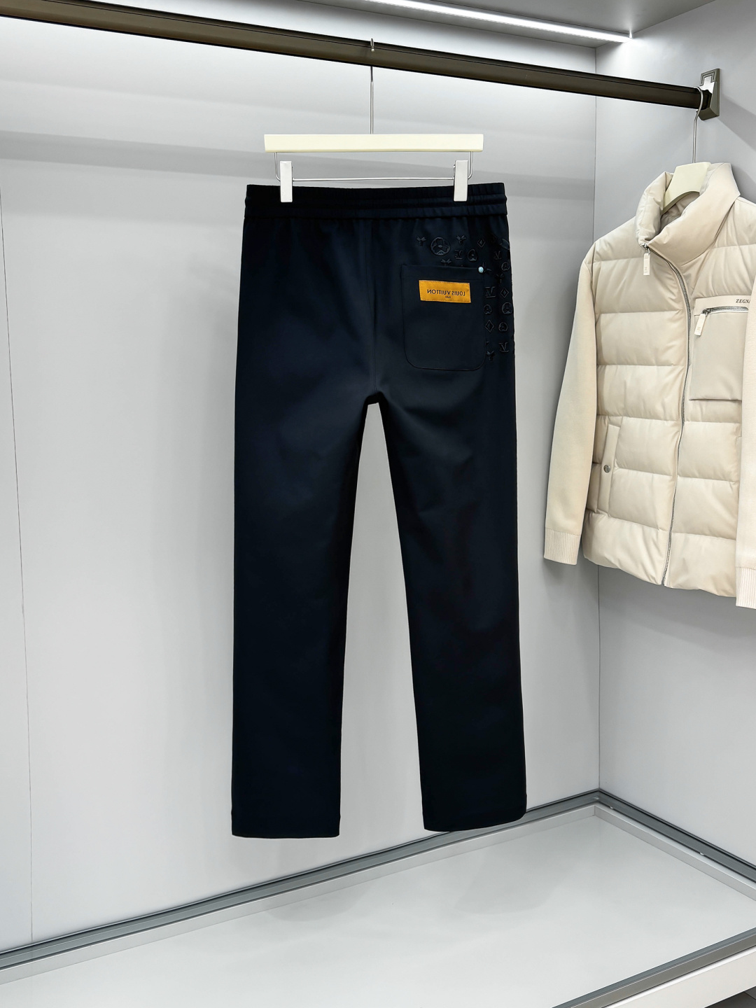 L家 秋冬最新男士休闲裤！ 简约百搭款，不挑人穿，腰部松紧抽绳设计，经典刺绣老花！良好的修饰身材比例，线