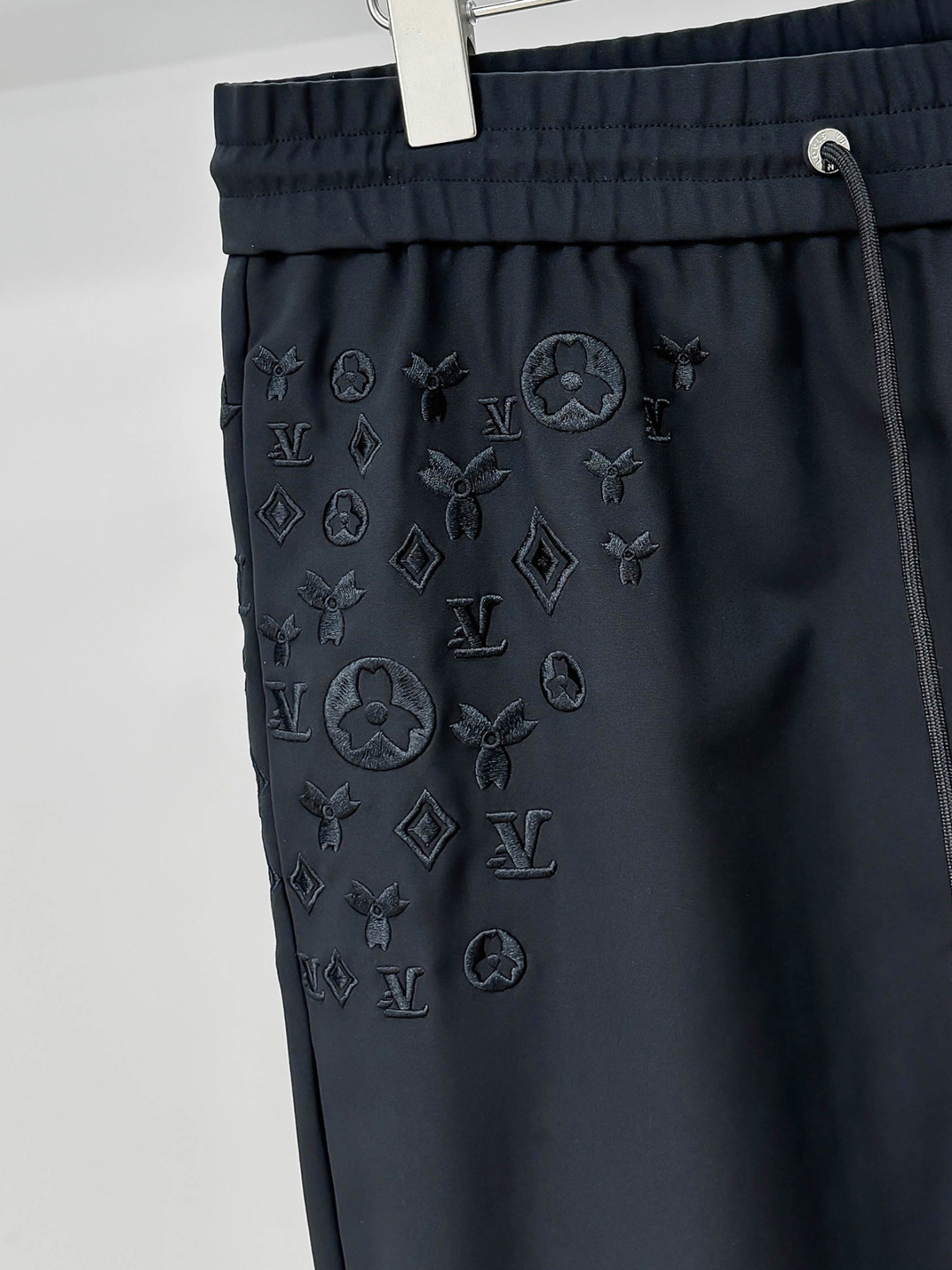 L家 秋冬最新男士休闲裤！ 简约百搭款，不挑人穿，腰部松紧抽绳设计，经典刺绣老花！良好的修饰身材比例，线