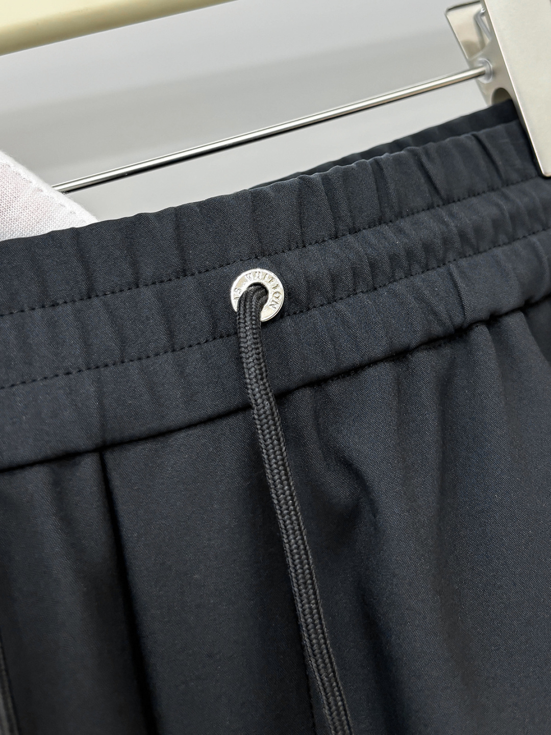 L家 秋冬最新男士休闲裤！ 简约百搭款，不挑人穿，腰部松紧抽绳设计，经典刺绣老花！良好的修饰身材比例，线