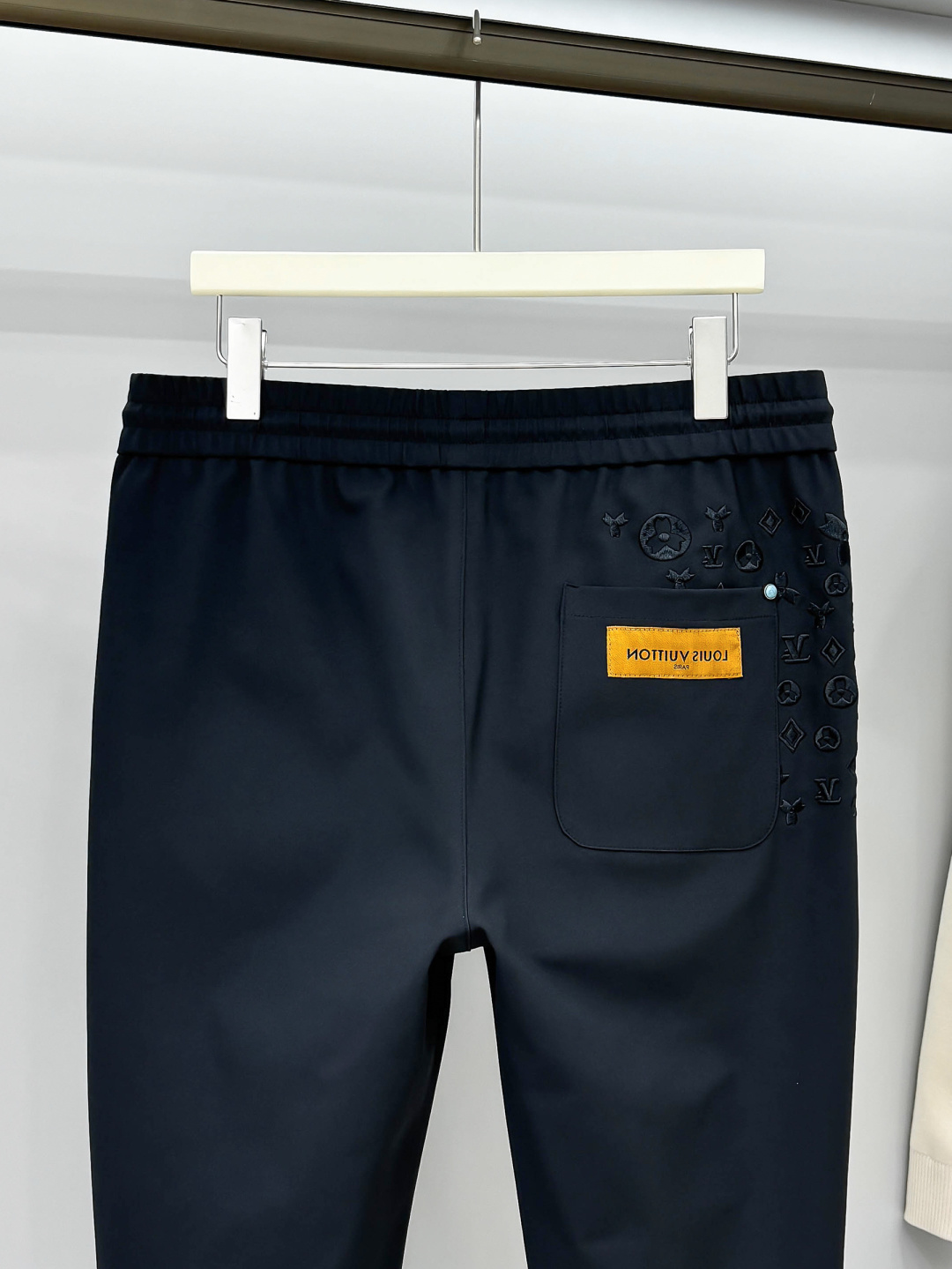 L家 秋冬最新男士休闲裤！ 简约百搭款，不挑人穿，腰部松紧抽绳设计，经典刺绣老花！良好的修饰身材比例，线