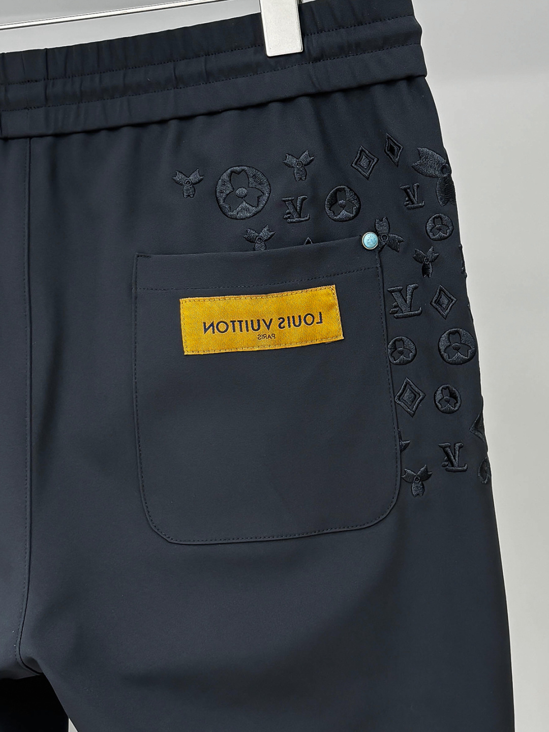 L家 秋冬最新男士休闲裤！ 简约百搭款，不挑人穿，腰部松紧抽绳设计，经典刺绣老花！良好的修饰身材比例，线