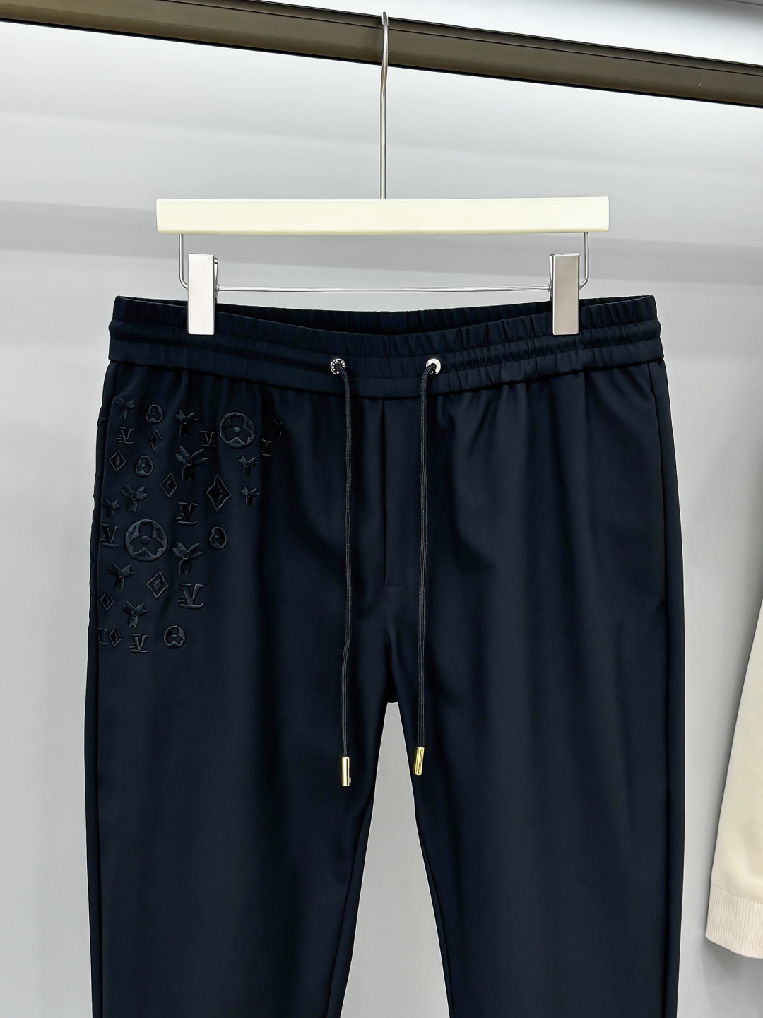 L家 秋冬最新男士休闲裤！ 简约百搭款，不挑人穿，腰部松紧抽绳设计，经典刺绣老花！良好的修饰身材比例，线