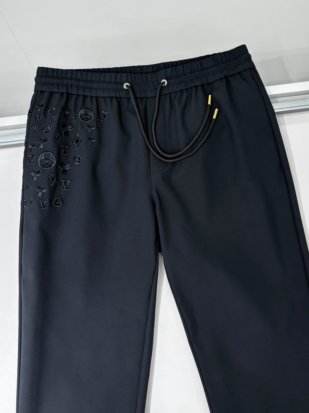 铺拍细节 L家 秋冬最新男士休闲裤！ 简约百搭款，不挑人穿，腰部松紧抽绳设计，经典刺绣老花！良好的修饰身