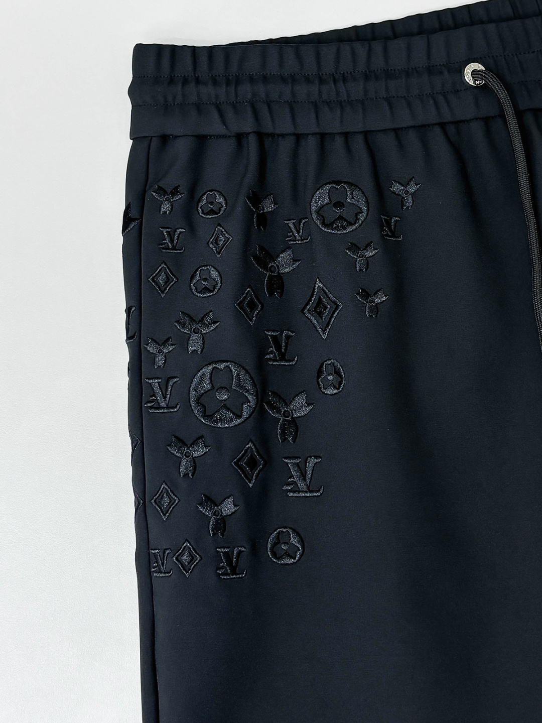 铺拍细节 L家 秋冬最新男士休闲裤！ 简约百搭款，不挑人穿，腰部松紧抽绳设计，经典刺绣老花！良好的修饰身