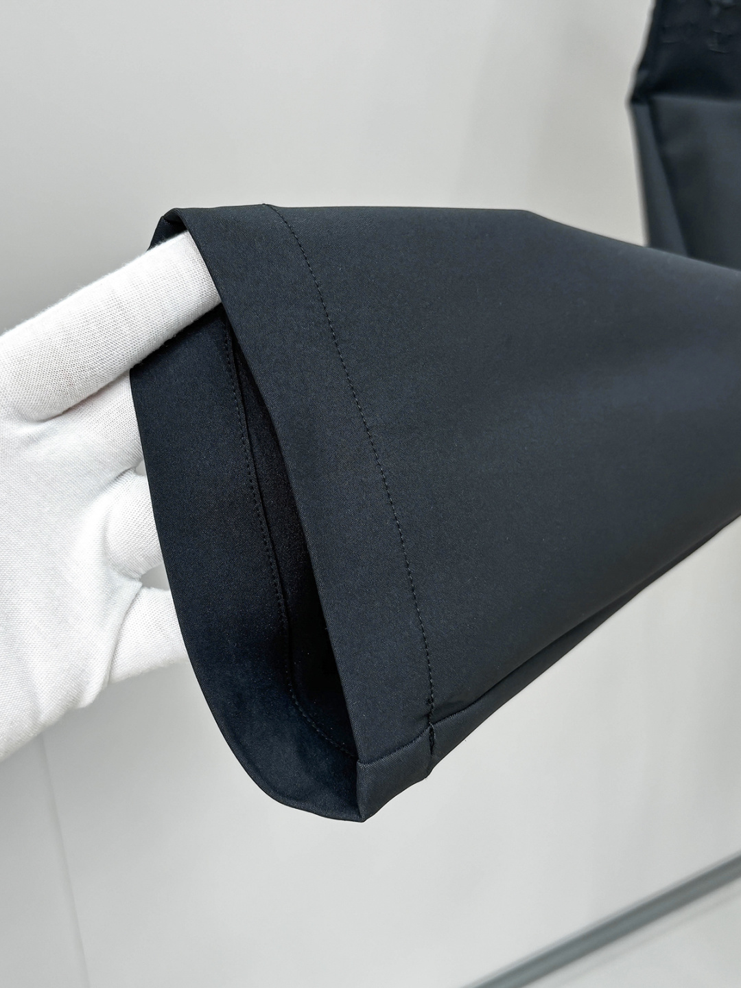 铺拍细节 L家 秋冬最新男士休闲裤！ 简约百搭款，不挑人穿，腰部松紧抽绳设计，经典刺绣老花！良好的修饰身