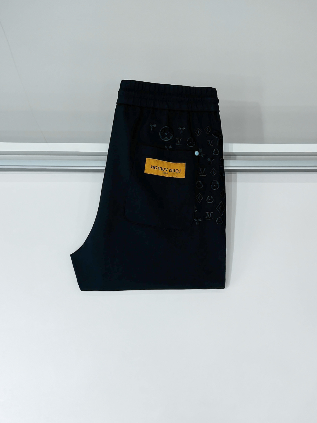 铺拍细节 L家 秋冬最新男士休闲裤！ 简约百搭款，不挑人穿，腰部松紧抽绳设计，经典刺绣老花！良好的修饰身