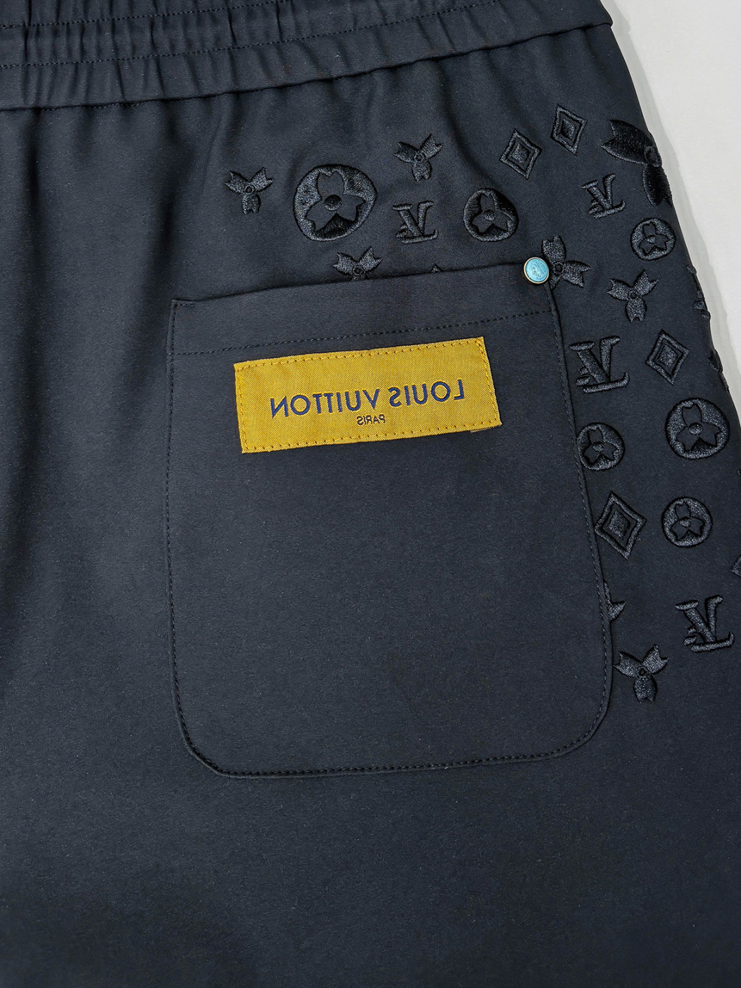 铺拍细节 L家 秋冬最新男士休闲裤！ 简约百搭款，不挑人穿，腰部松紧抽绳设计，经典刺绣老花！良好的修饰身