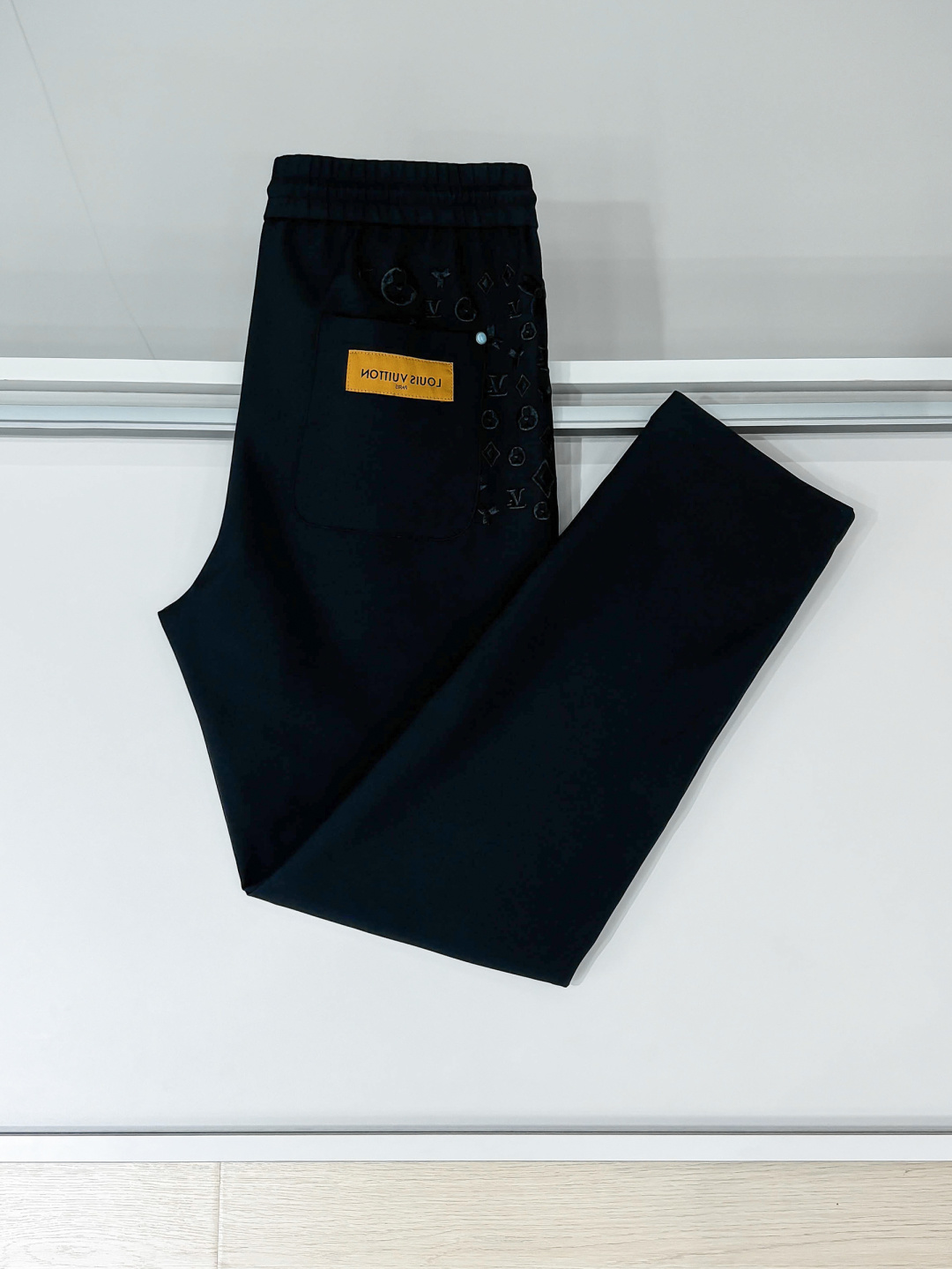 铺拍细节 L家 秋冬最新男士休闲裤！ 简约百搭款，不挑人穿，腰部松紧抽绳设计，经典刺绣老花！良好的修饰身