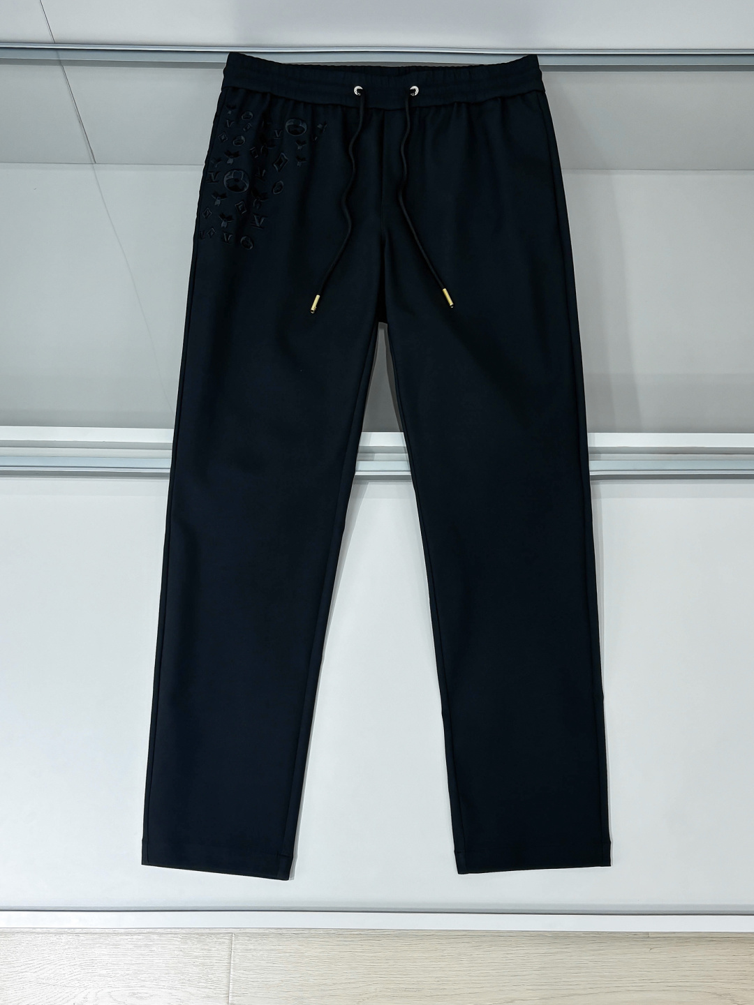 铺拍细节 L家 秋冬最新男士休闲裤！ 简约百搭款，不挑人穿，腰部松紧抽绳设计，经典刺绣老花！良好的修饰身