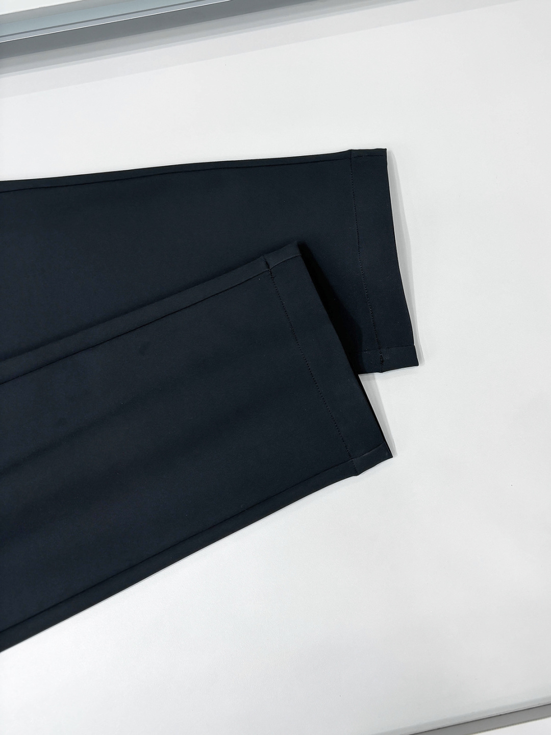 铺拍细节 L家 秋冬最新男士休闲裤！ 简约百搭款，不挑人穿，腰部松紧抽绳设计，经典刺绣老花！良好的修饰身