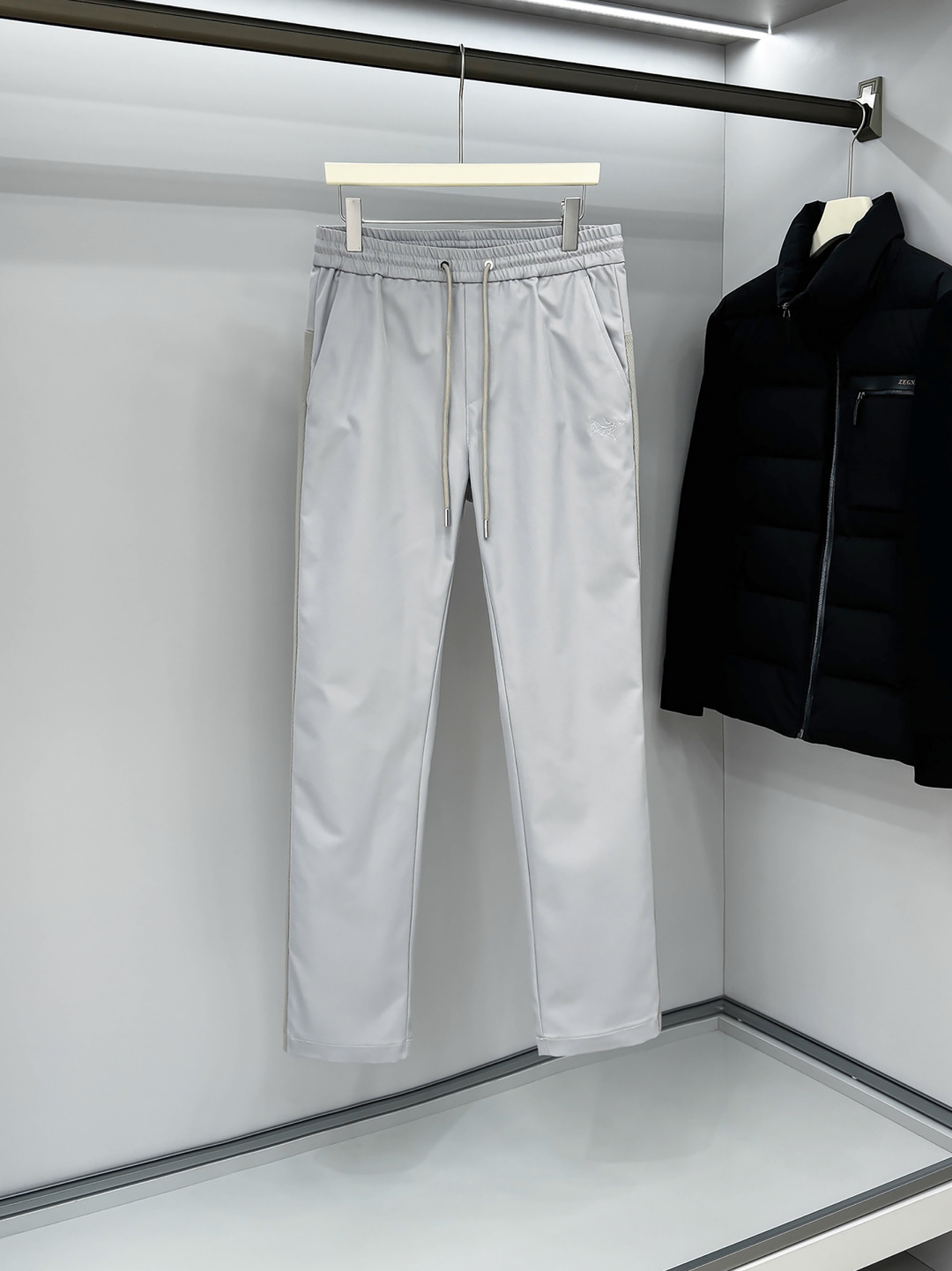 arcter 鸟家25秋冬新款纯色小直筒休闲裤徒步系列，采用进口面料！非常结实弹舒服度极高。优良的户外登