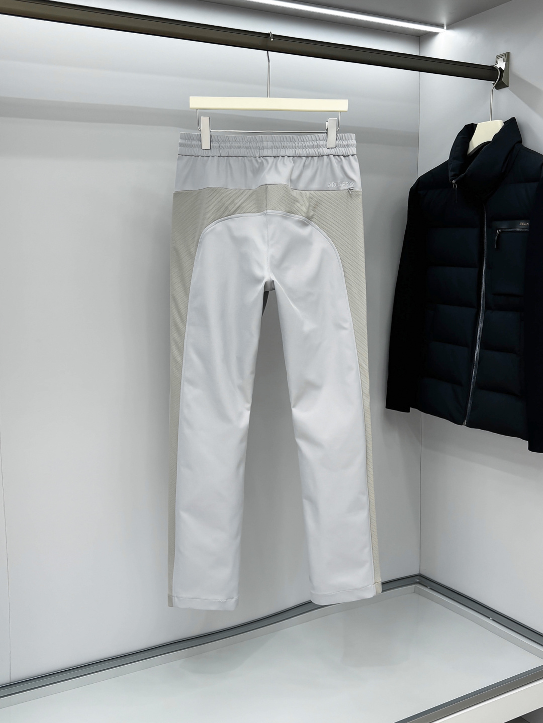 arcter 鸟家25秋冬新款纯色小直筒休闲裤徒步系列，采用进口面料！非常结实弹舒服度极高。优良的户外登