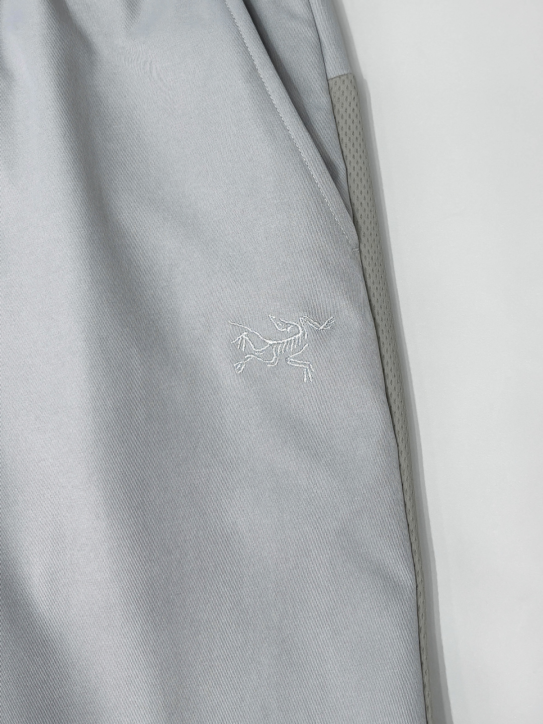 arcter 鸟家25秋冬新款纯色小直筒休闲裤徒步系列，采用进口面料！非常结实弹舒服度极高。优良的户外登