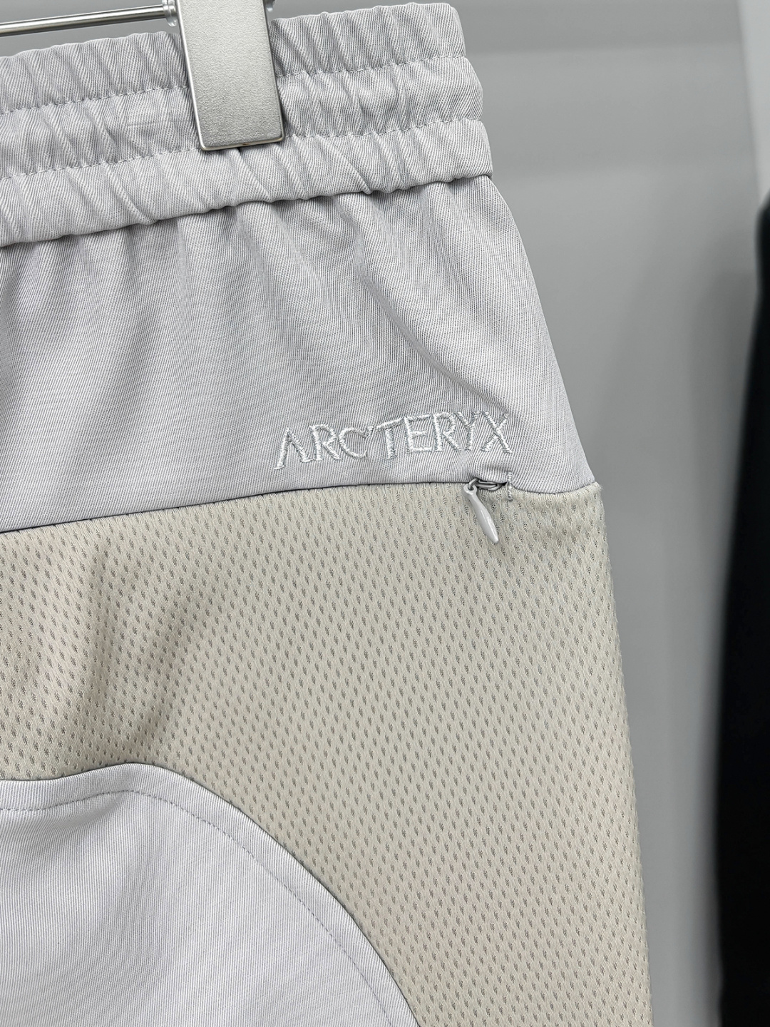 arcter 鸟家25秋冬新款纯色小直筒休闲裤徒步系列，采用进口面料！非常结实弹舒服度极高。优良的户外登