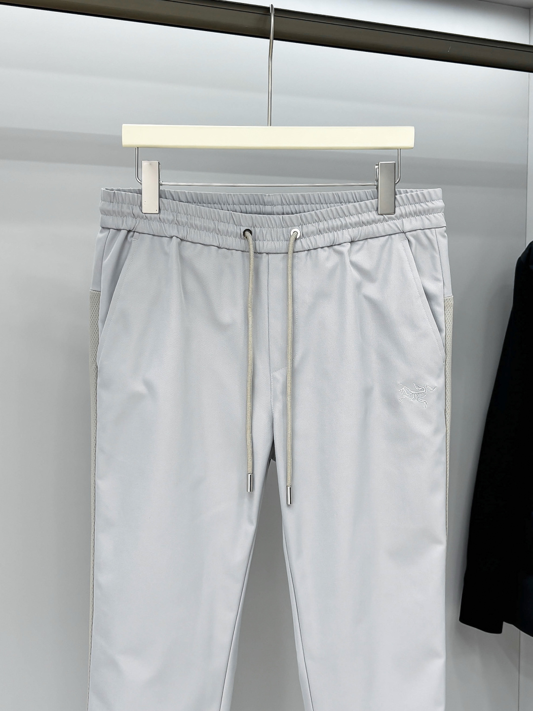 arcter 鸟家25秋冬新款纯色小直筒休闲裤徒步系列，采用进口面料！非常结实弹舒服度极高。优良的户外登