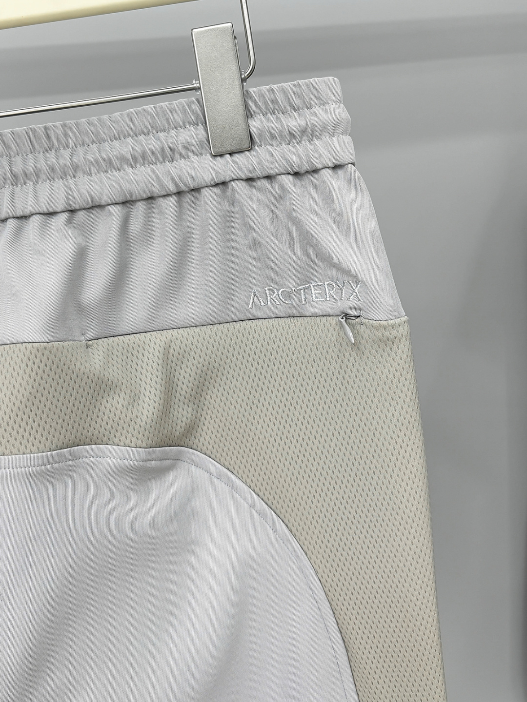 arcter 鸟家25秋冬新款纯色小直筒休闲裤徒步系列，采用进口面料！非常结实弹舒服度极高。优良的户外登