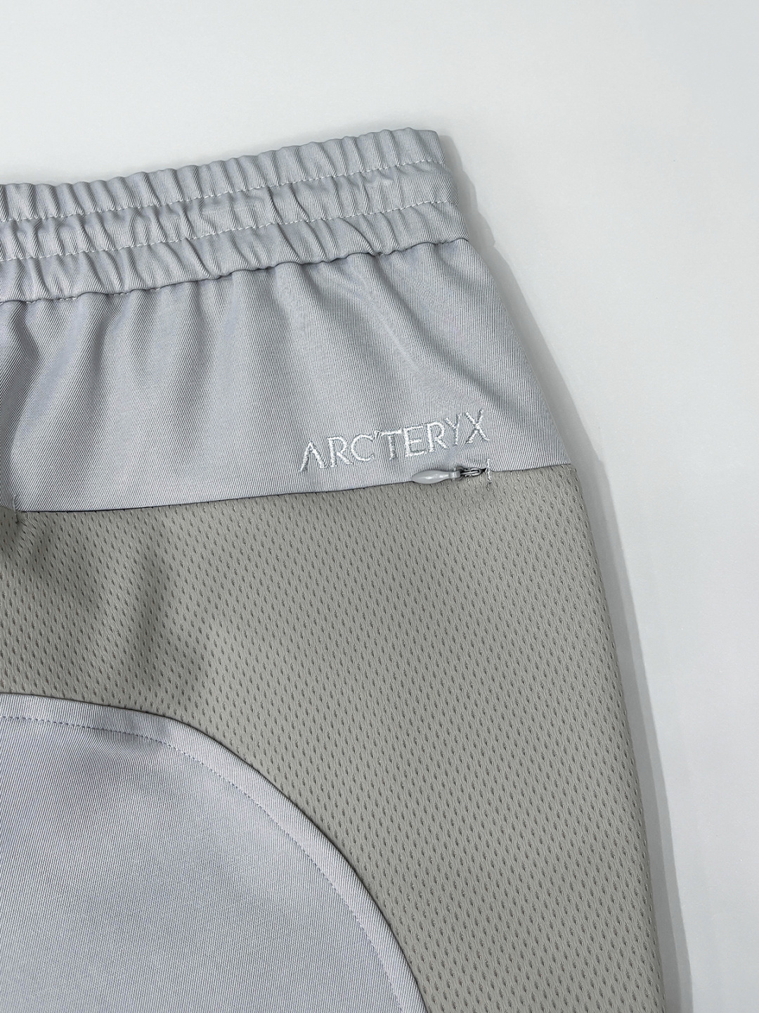 铺拍细节 arcter 鸟家25秋冬新款纯色小直筒休闲裤徒步系列，采用进口面料！非常结实弹舒服度极高。优