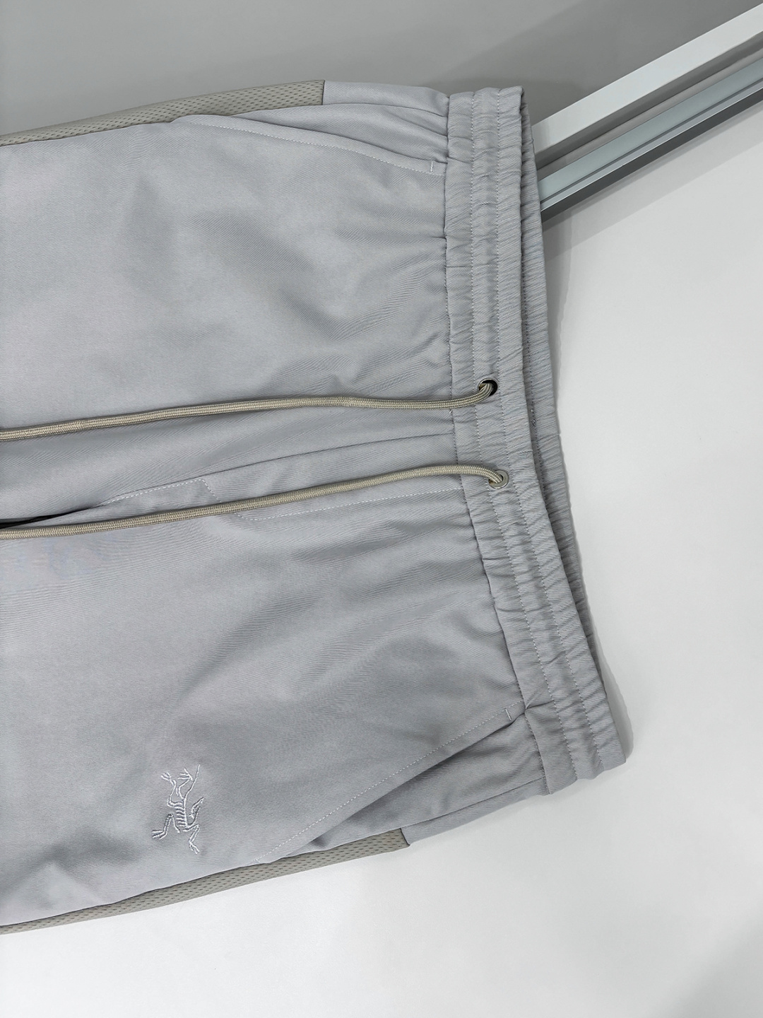 铺拍细节 arcter 鸟家25秋冬新款纯色小直筒休闲裤徒步系列，采用进口面料！非常结实弹舒服度极高。优