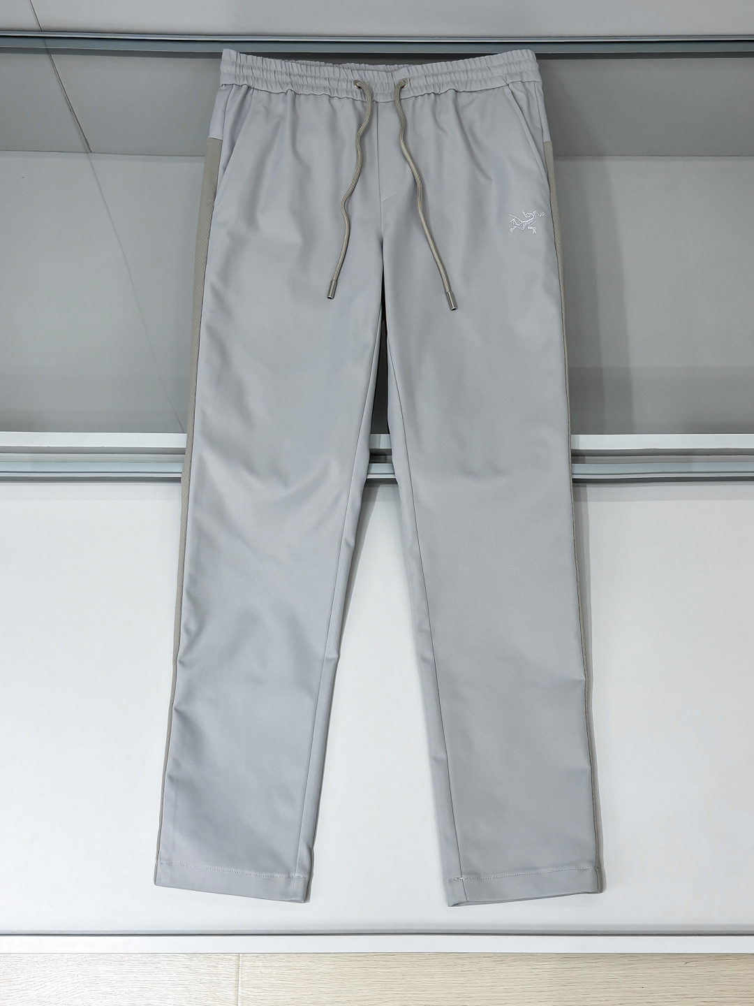 铺拍细节 arcter 鸟家25秋冬新款纯色小直筒休闲裤徒步系列，采用进口面料！非常结实弹舒服度极高。优