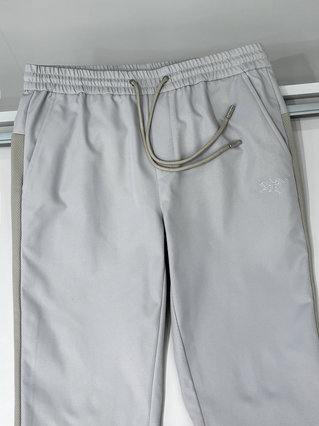 铺拍细节 arcter 鸟家25秋冬新款纯色小直筒休闲裤徒步系列，采用进口面料！非常结实弹舒服度极高。优