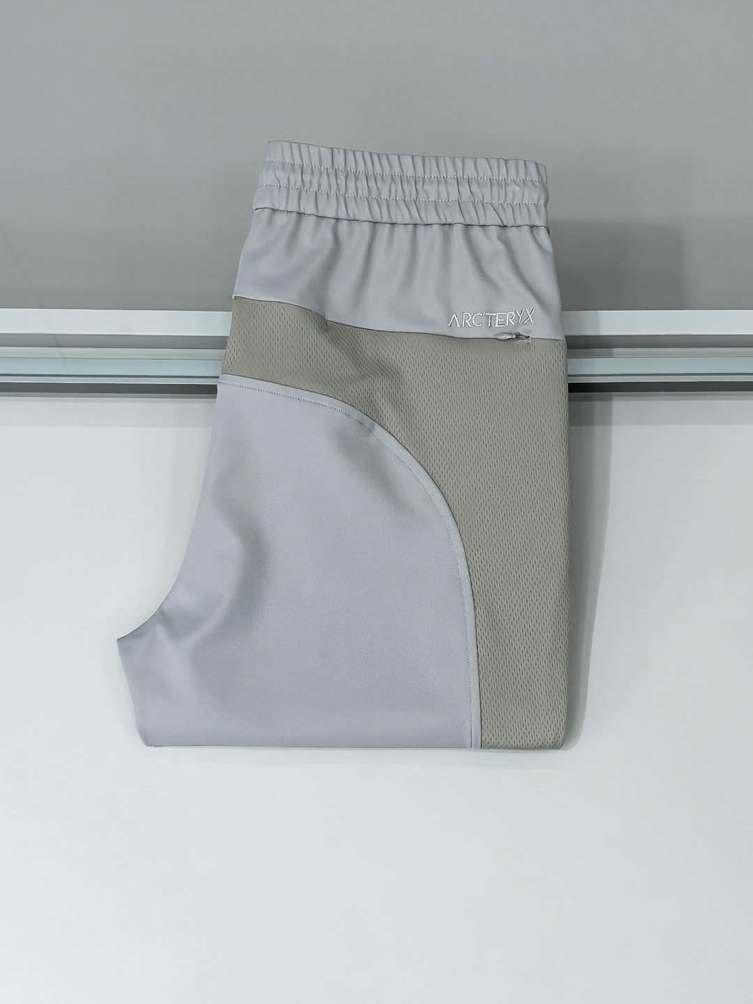 铺拍细节 arcter 鸟家25秋冬新款纯色小直筒休闲裤徒步系列，采用进口面料！非常结实弹舒服度极高。优