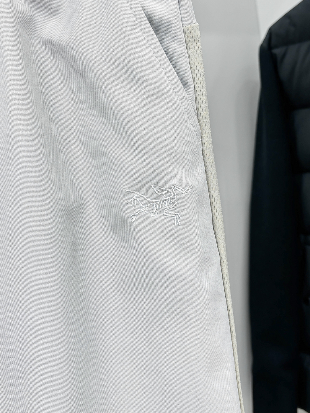 铺拍细节 arcter 鸟家25秋冬新款纯色小直筒休闲裤徒步系列，采用进口面料！非常结实弹舒服度极高。优