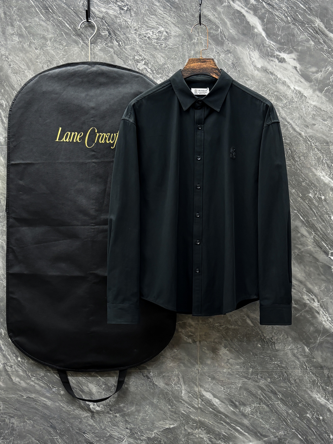 NO:532006,Bru**llo Cuci**lli men's business casual plaid long-sleeved shirt. Official synchronous series!  Fashion with typical Italian style is quite exquisite in fabric selection and craftsmanship, which is very consistent with the aesthetic tone of BC, low-key and luxurious, elegant and noble. Every detail proves the brand's own sense of luxury!  As a recognized fashion item, shirts are undoubtedly one of the most vital elements in the fashion circle. They appear very frequently, are simple and distinctive. They are a good medicine for improving vision. In terms of outfits, they are both refreshing and age-reducing and fashionable, and they are intellectual and elegant, showing their taste and temperament, with various label symbols!  The fabrics and accessories are all supplied by foreign merchants. They are heavy-duty imported Turkish cotton, and BC classic French style. They have elegant temperament attributes and are full of high-end feeling!  Invincible versatile, with extensive compatibility, the first choice for urban elite men!  S-XL, Shirts,alexander wang19860909Bru**llo Cuci**lli 男士商务休闲格子长袖衬衫.官方同步系列！颇具意大利典型风格的时装,在面料选取和工艺方面都相当考究,极符合 BC美学基调,低调且奢华,优雅且高贵,每一个细节都在力证品牌自身的高级感！衬衫作为公认的时尚单品,无疑是时尚圈生命力最强的元素之一,出镜率极高,简单而个性鲜明,是改良视觉的良药,在穿搭方面即清爽减龄又自带时髦感,即知性儒雅又彰显品位气质,有着各种标签符号！面料和辅料皆为外商客供,重磅土耳其进口棉,BC经典法式领款..自带儒雅气质属性,高级感十足！无敌的百搭,兼容性广泛,都市精英男士首选！ 码数S-XL,,shirts,alexander wang,Men's clothing