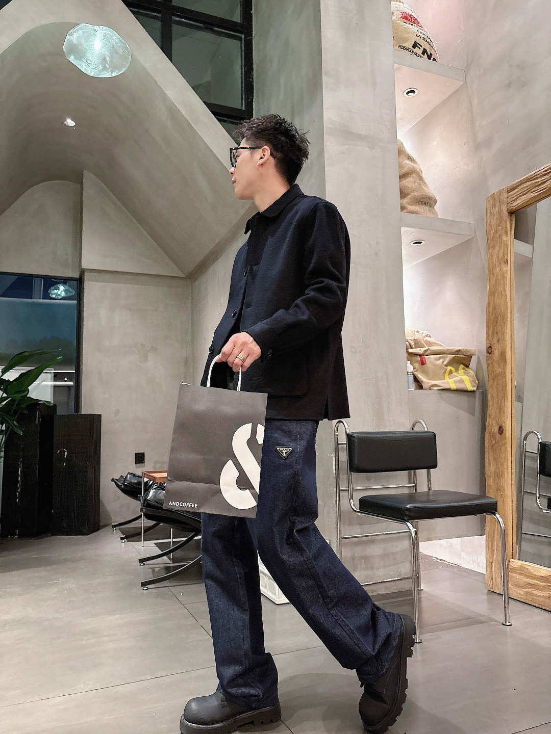 NO:517436,Model drawing (pure handmade) The essential item for high-end men's pure handmade wool cashmere wool coat. Each piece is purely hand-sewn. The inner seamless inside is seamless - with packaging About style and design If the long coat of wool woolen material is too picky of 'hardware' and 'software', then this set of short coats is sufficiently inclusive. The streamlined small lapels, the straight silhouette, the overall shape is minimalist, and the same is young. About fabrics and craftsmanship Use 80 wool.10 mulberry silk.10 cashmere. Wool. With the special craftsmanship of imported equipment from Italy, the texture of the fabric is quite excellent, the fluffy and saturated tweed texture is soft, delicate and high-end, and the garment has super wrinkle resistance. The whole coat is purely hand-sewn by the master stitching one stitch and one thread, and is produced ingeniously. The edges and three-dimensional outlines are used to outline the edges and three-dimensional outlines, keeping the garment minimalist while showing the craftsmanship value. Each line and proportion are carefully arranged  S-2XL, Jackets & coats,alexander wang19860909模特图（纯手工）高端男士必备单品纯手工呢羊绒羊毛大衣.每一件都是纯手工缝制而成.内里无缝—带包装 关于款式及设计 如果羊毛呢料的长款大衣太挑“硬件”和“软件”,那么这一组短大衣就足够包容.精简的小翻领,直身的微廓形,整体偏极简,同时偏年轻. 关于面料及工艺 采用80羊毛.10桑蚕丝.10羊绒.羊毛 经意大利进口设备特殊工艺加持,使得布面的质感相当优秀,蓬松饱和的立绒质感,面料柔软,细腻高级,成衣具有超强抗皱性. 整件外套由老师傅一针一线纯手工缝制,匠心出品,采用暗走线来勾勒边缘及立体轮廓,保持成衣极简的同时又尽显工艺值,每一条走线与比例都经过精心安排 码数S-2XL,,jackets & coats,alexander wang,Men's clothing