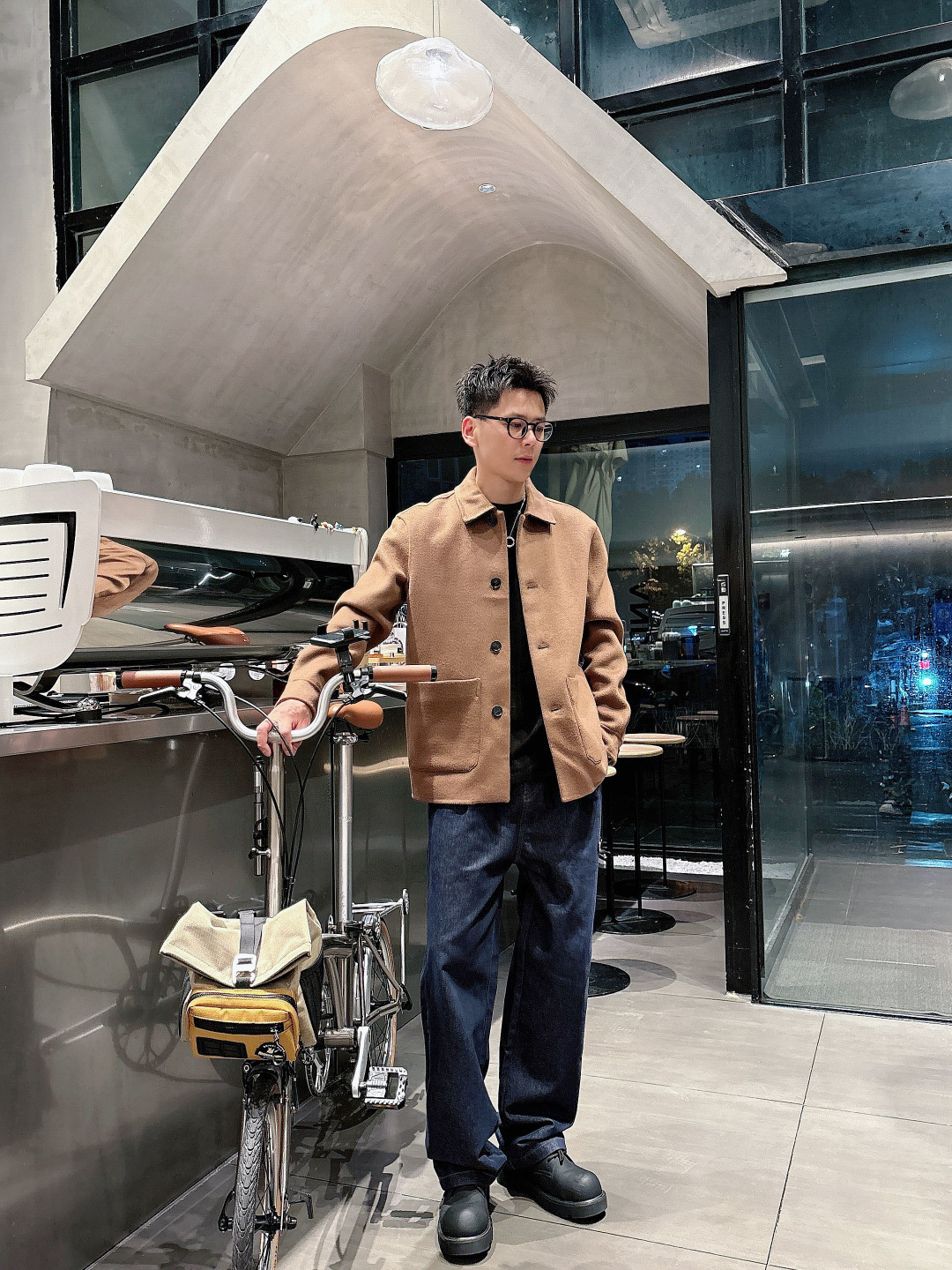 NO:517415,Model drawing (pure handmade) The essential item for high-end men's pure handmade wool cashmere wool coat. Each piece is purely hand-sewn. The inner seamless inside is seamless - with packaging About style and design If the long coat of wool woolen material is too picky of 'hardware' and 'software', then this set of short coats is sufficiently inclusive. The streamlined small lapels, the straight silhouette, the overall shape is minimalist, and the same is young. About fabrics and craftsmanship Use 80 wool.10 mulberry silk.10 cashmere. Wool. With the special craftsmanship of imported equipment from Italy, the texture of the fabric is quite excellent, the fluffy and saturated tweed texture is soft, delicate and high-end, and the garment has super wrinkle resistance. The whole coat is purely hand-sewn by the master stitching one stitch and one thread, and is produced ingeniously. The edges and three-dimensional outlines are used to outline the edges and three-dimensional outlines, keeping the garment minimalist while showing the craftsmanship value. Each line and proportion are carefully arranged  S-2XL, Jackets & coats,alexander wang19860909模特图（纯手工）高端男士必备单品纯手工呢羊绒羊毛大衣.每一件都是纯手工缝制而成.内里无缝—带包装 关于款式及设计 如果羊毛呢料的长款大衣太挑“硬件”和“软件”,那么这一组短大衣就足够包容.精简的小翻领,直身的微廓形,整体偏极简,同时偏年轻. 关于面料及工艺 采用80羊毛.10桑蚕丝.10羊绒.羊毛 经意大利进口设备特殊工艺加持,使得布面的质感相当优秀,蓬松饱和的立绒质感,面料柔软,细腻高级,成衣具有超强抗皱性. 整件外套由老师傅一针一线纯手工缝制,匠心出品,采用暗走线来勾勒边缘及立体轮廓,保持成衣极简的同时又尽显工艺值,每一条走线与比例都经过精心安排 码数S-2XL,,jackets & coats,alexander wang,Men's clothing