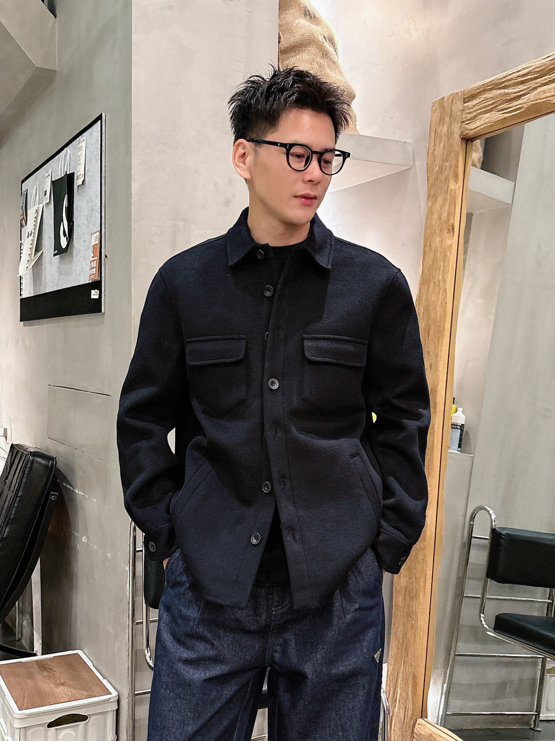 NO:517371,Model Picture (Pure Handmade) LP & Nuo Pianya High-end Men's Wardrobe Must-Handed Wool Cashmere Wool Coat. Each piece is made of pure hand-sewn cashmere wool coat. Each piece is made of pure hand-sewn cashmere wool coat. Seamless inside - with packaging About style and design If a long wool coat with wool is too picky for 'hardware' and 'software', then this set of short coats is enough to accommodate. The streamlined small lapels, the straight silhouette, the overall shape is minimalist and young at the same time. About fabrics and craftsmanship, 80 wool, 10 mulberry silk, 10 cashmere. Wool is blessed by the special craftsmanship of imported Italian equipment, making the texture of the cloth very excellent, the fluffy and saturated trellis texture, the fabric is soft, delicate and high-end, and the ready-to-wear has super wrinkle resistance.  The entire jacket is hand-sewn by the master, and is produced ingeniously. It uses dark lines to outline the edges and three-dimensional outlines, keeping the garment minimalist while showing the craftsmanship value. Each line and proportion are carefully arranged. Number S-2XL, loro piano, jackets & coats, alexander wang19860909模特图（纯手工）LP&诺悠翩雅 高端男士衣橱必备单品纯手工呢羊绒羊毛大衣.每一件都是纯手工缝制而成.内里无缝—带包装 关于款式及设计 如果羊毛呢料的长款大衣太挑“硬件”和“软件”,那么这一组短大衣就足够包容.精简的小翻领,直身的微廓形,整体偏极简,同时偏年轻. 关于面料及工艺 采用80羊毛.10桑蚕丝.10羊绒.羊毛 经意大利进口设备特殊工艺加持,使得布面的质感相当优秀,蓬松饱和的立绒质感,面料柔软,细腻高级,成衣具有超强抗皱性. 整件外套由老师傅一针一线纯手工缝制,匠心出品,采用暗走线来勾勒边缘及立体轮廓,保持成衣极简的同时又尽显工艺值,每一条走线与比例都经过精心安排 码数S-2XL,,loro piana,jackets & coats,alexander wang,Men's clothing