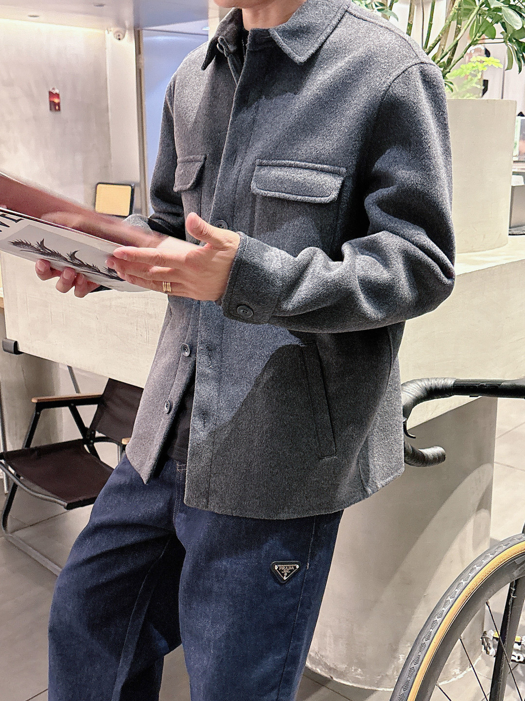 NO:517383,Model Picture (Pure Handmade) LP & Nuo Pianya High-end Men's Wardrobe Must-Handed Wool Cashmere Wool Coat. Each piece is made of pure hand-sewn cashmere wool coat. Each piece is made of pure hand-sewn cashmere wool coat. Seamless inside - with packaging About style and design If a long wool coat with wool is too picky for 'hardware' and 'software', then this set of short coats is enough to accommodate. The streamlined small lapels, the straight silhouette, the overall shape is minimalist and young at the same time. About fabrics and craftsmanship, 80 wool, 10 mulberry silk, 10 cashmere. Wool is blessed by the special craftsmanship of imported Italian equipment, making the texture of the cloth very excellent, the fluffy and saturated trellis texture, the fabric is soft, delicate and high-end, and the ready-to-wear has super wrinkle resistance.  The entire jacket is hand-sewn by the master, and is produced ingeniously. It uses dark lines to outline the edges and three-dimensional outlines, keeping the garment minimalist while showing the craftsmanship value. Each line and proportion are carefully arranged. Number S-2XL, loro piano, jackets & coats, alexander wang19860909模特图（纯手工）LP&诺悠翩雅 高端男士衣橱必备单品纯手工呢羊绒羊毛大衣.每一件都是纯手工缝制而成.内里无缝—带包装 关于款式及设计 如果羊毛呢料的长款大衣太挑“硬件”和“软件”,那么这一组短大衣就足够包容.精简的小翻领,直身的微廓形,整体偏极简,同时偏年轻. 关于面料及工艺 采用80羊毛.10桑蚕丝.10羊绒.羊毛 经意大利进口设备特殊工艺加持,使得布面的质感相当优秀,蓬松饱和的立绒质感,面料柔软,细腻高级,成衣具有超强抗皱性. 整件外套由老师傅一针一线纯手工缝制,匠心出品,采用暗走线来勾勒边缘及立体轮廓,保持成衣极简的同时又尽显工艺值,每一条走线与比例都经过精心安排 码数S-2XL,,loro piana,jackets & coats,alexander wang,Men's clothing