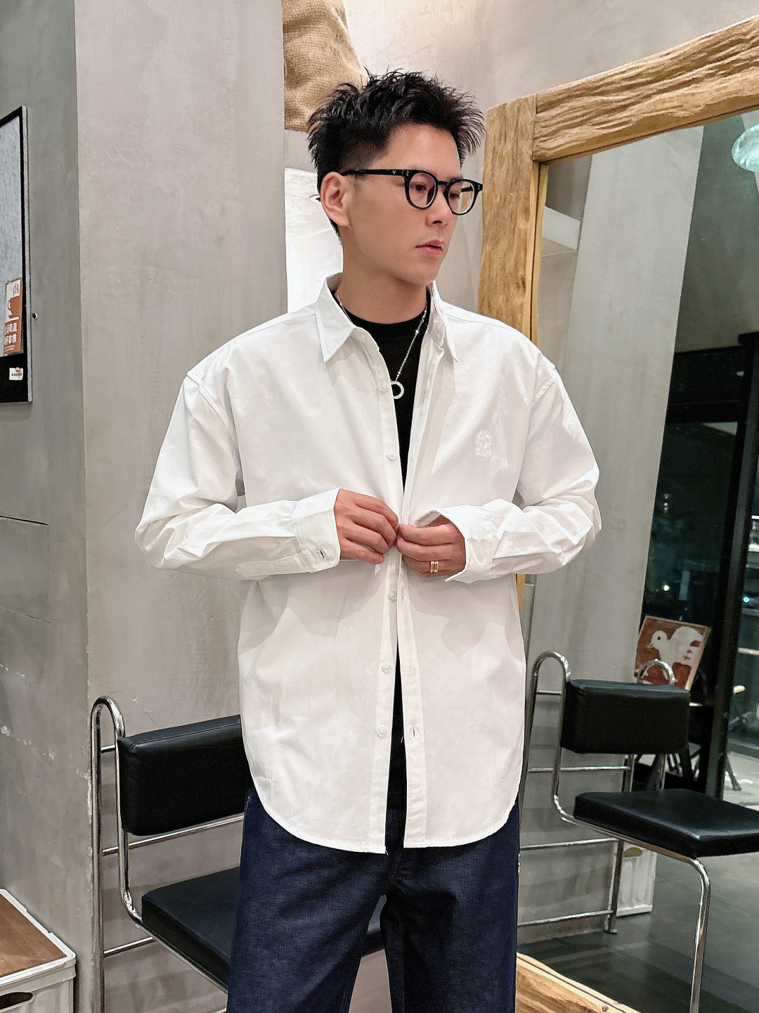 NO:517432,Model Picture Bru**llo Cuci**lli Men's Business and Casual Plaid Long Sleeve Shirt. Official Synchronous Series!  Fashion with typical Italian style is quite exquisite in fabric selection and craftsmanship, which is very consistent with the aesthetic tone of BC, low-key and luxurious, elegant and noble. Every detail proves the brand's own sense of luxury!  As a recognized fashion item, shirts are undoubtedly one of the most vital elements in the fashion circle. They appear very frequently, are simple and distinctive. They are a good medicine for improving vision. In terms of outfits, they are both refreshing and age-reducing and fashionable, and they are intellectual and elegant, showing their taste and temperament, with various label symbols!  The fabrics and accessories are all supplied by foreign merchants. They are heavy-duty imported Turkish cotton, and BC classic French style. They have elegant temperament attributes and are full of high-end feeling!  Invincible versatile, with extensive compatibility, the first choice for urban elite men!  S-XL, Shirts,alexander wang19860909模特图  Bru**llo Cuci**lli 男士商务休闲格子长袖衬衫.官方同步系列！颇具意大利典型风格的时装,在面料选取和工艺方面都相当考究,极符合 BC美学基调,低调且奢华,优雅且高贵,每一个细节都在力证品牌自身的高级感！衬衫作为公认的时尚单品,无疑是时尚圈生命力最强的元素之一,出镜率极高,简单而个性鲜明,是改良视觉的良药,在穿搭方面即清爽减龄又自带时髦感,即知性儒雅又彰显品位气质,有着各种标签符号！面料和辅料皆为外商客供,重磅土耳其进口棉,BC经典法式领款..自带儒雅气质属性,高级感十足！无敌的百搭,兼容性广泛,都市精英男士首选！ 码数S-XL,,shirts,alexander wang,Men's clothing