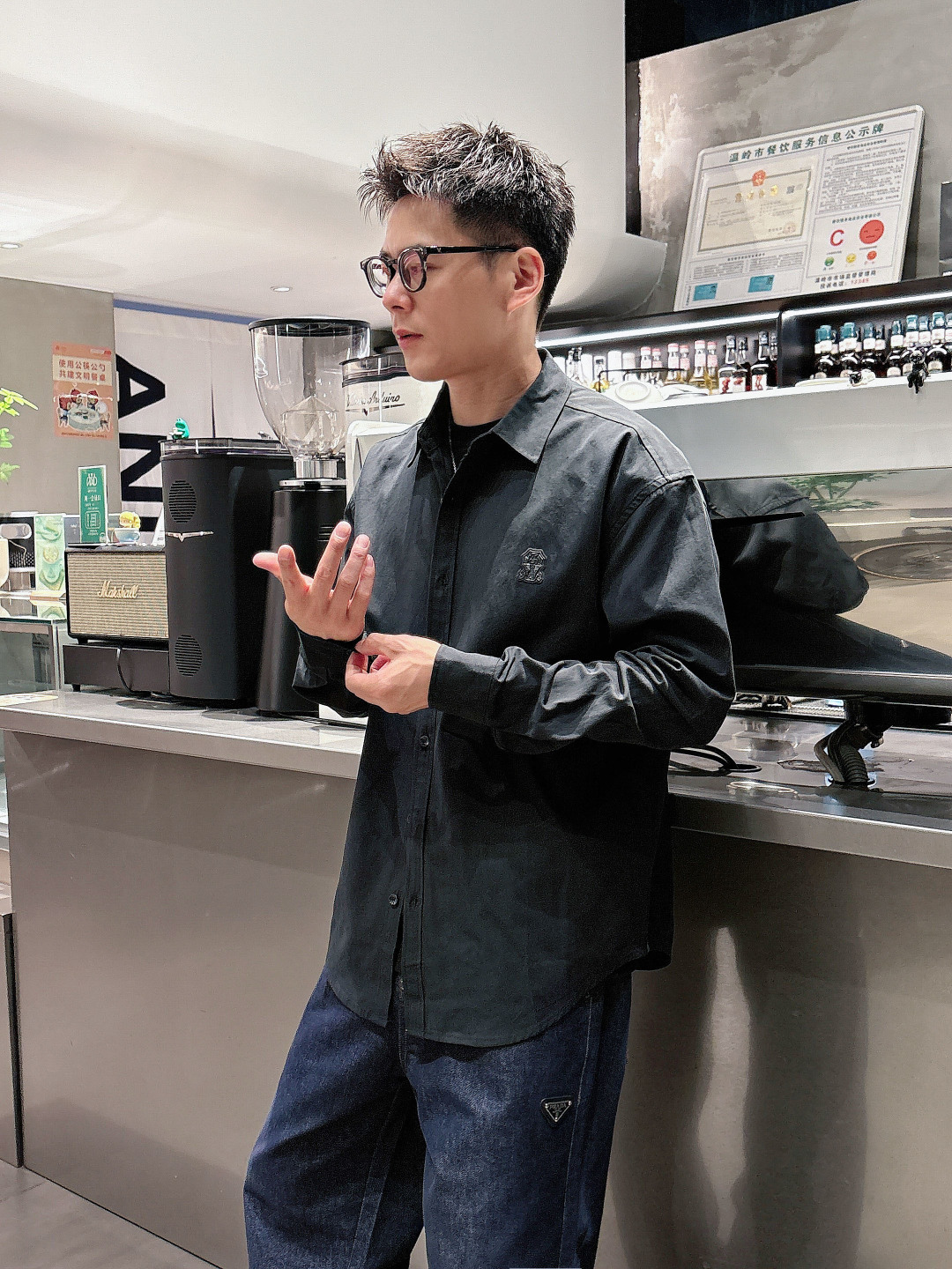 NO:517421,Model Picture Bru**llo Cuci**lli Men's Business and Casual Plaid Long Sleeve Shirt. Official Synchronous Series!  Fashion with typical Italian style is quite exquisite in fabric selection and craftsmanship, which is very consistent with the aesthetic tone of BC, low-key and luxurious, elegant and noble. Every detail proves the brand's own sense of luxury!  As a recognized fashion item, shirts are undoubtedly one of the most vital elements in the fashion circle. They appear very frequently, are simple and distinctive. They are a good medicine to improve vision. In terms of outfits, they are both refreshing and age-reducing and fashionable, and they are intellectual and elegant, showing their taste and temperament, with various label symbols!  The fabrics and accessories are all supplied by foreign merchants. They are heavy-duty imported Turkish cotton, and BC classic French style. They have elegant temperament attributes and are full of high-end feeling!  Invincible versatile, with extensive compatibility, the first choice for urban elite men!  S-XL, Shirts,alexander wang19860909模特图  Bru**llo Cuci**lli 男士商务休闲格子长袖衬衫.官方同步系列！颇具意大利典型风格的时装,在面料选取和工艺方面都相当考究,极符合 BC美学基调,低调且奢华,优雅且高贵,每一个细节都在力证品牌自身的高级感！衬衫作为公认的时尚单品,无疑是时尚圈生命力最强的元素之一,出镜率极高,简单而个性鲜明,是改良视觉的良药,在穿搭方面即清爽减龄又自带时髦感,即知性儒雅又彰显品位气质,有着各种标签符号！面料和辅料皆为外商客供,重磅土耳其进口棉,BC经典法式领款..自带儒雅气质属性,高级感十足！无敌的百搭,兼容性广泛,都市精英男士首选！ 码数S-XL,,shirts,alexander wang,Men's clothing