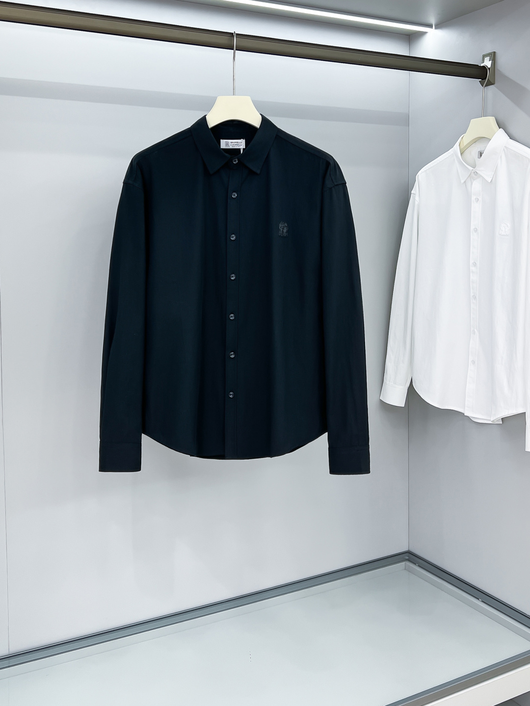 NO:517417,Bru**llo Cuci**lli men's business casual plaid long-sleeved shirt. Official synchronous series!  Fashion with typical Italian style is quite exquisite in fabric selection and craftsmanship, which is very consistent with the aesthetic tone of BC, low-key and luxurious, elegant and noble. Every detail proves the brand's own sense of luxury!  As a recognized fashion item, shirts are undoubtedly one of the most vital elements in the fashion circle. They appear very frequently, are simple and distinctive. They are a good medicine to improve vision. In terms of outfits, they are both refreshing and age-reducing and fashionable, and they are intellectual and elegant, showing their taste and temperament, with various label symbols!  The fabrics and accessories are all supplied by foreign merchants. They are heavy-duty imported Turkish cotton, and BC classic French style. They have elegant temperament attributes and are full of high-end feeling!  Invincible versatile, with extensive compatibility, the first choice for urban elite men!  S-XL, Shirts,alexander wang19860909Bru**llo Cuci**lli 男士商务休闲格子长袖衬衫.官方同步系列！颇具意大利典型风格的时装,在面料选取和工艺方面都相当考究,极符合 BC美学基调,低调且奢华,优雅且高贵,每一个细节都在力证品牌自身的高级感！衬衫作为公认的时尚单品,无疑是时尚圈生命力最强的元素之一,出镜率极高,简单而个性鲜明,是改良视觉的良药,在穿搭方面即清爽减龄又自带时髦感,即知性儒雅又彰显品位气质,有着各种标签符号！面料和辅料皆为外商客供,重磅土耳其进口棉,BC经典法式领款..自带儒雅气质属性,高级感十足！无敌的百搭,兼容性广泛,都市精英男士首选！ 码数S-XL,,shirts,alexander wang,Men's clothing