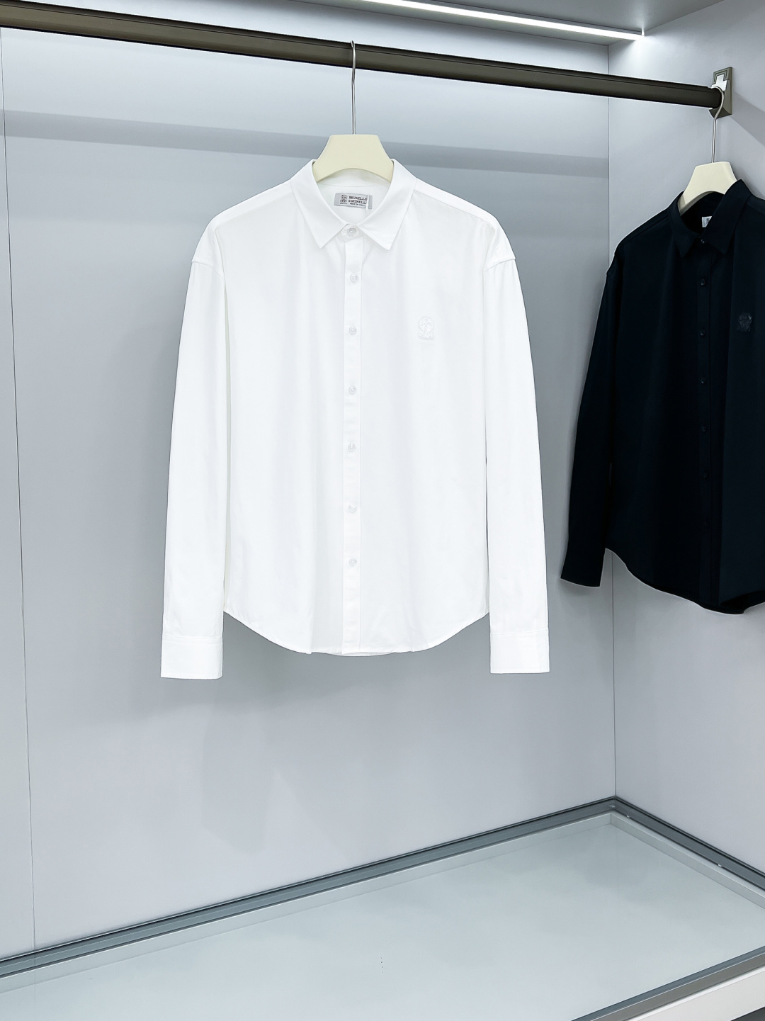 NO:517425,Bru**llo Cuci**lli men's business casual plaid long-sleeved shirt. Official synchronous series!  Fashion with typical Italian style is quite exquisite in fabric selection and craftsmanship, which is very consistent with the aesthetic tone of BC, low-key and luxurious, elegant and noble. Every detail proves the brand's own sense of luxury!  As a recognized fashion item, shirts are undoubtedly one of the most vital elements in the fashion circle. They appear very frequently, are simple and distinctive. They are a good medicine to improve vision. In terms of outfits, they are both refreshing and age-reducing and fashionable, and they are intellectual and elegant, showing their taste and temperament, with various label symbols!  The fabrics and accessories are all supplied by foreign merchants. They are heavy-duty imported Turkish cotton, and BC classic French style. They have elegant temperament attributes and are full of high-end feeling!  Invincible versatile, with extensive compatibility, the first choice for urban elite men!  S-XL, Shirts,alexander wang19860909Bru**llo Cuci**lli 男士商务休闲格子长袖衬衫.官方同步系列！颇具意大利典型风格的时装,在面料选取和工艺方面都相当考究,极符合 BC美学基调,低调且奢华,优雅且高贵,每一个细节都在力证品牌自身的高级感！衬衫作为公认的时尚单品,无疑是时尚圈生命力最强的元素之一,出镜率极高,简单而个性鲜明,是改良视觉的良药,在穿搭方面即清爽减龄又自带时髦感,即知性儒雅又彰显品位气质,有着各种标签符号！面料和辅料皆为外商客供,重磅土耳其进口棉,BC经典法式领款..自带儒雅气质属性,高级感十足！无敌的百搭,兼容性广泛,都市精英男士首选！ 码数S-XL,,shirts,alexander wang,Men's clothing