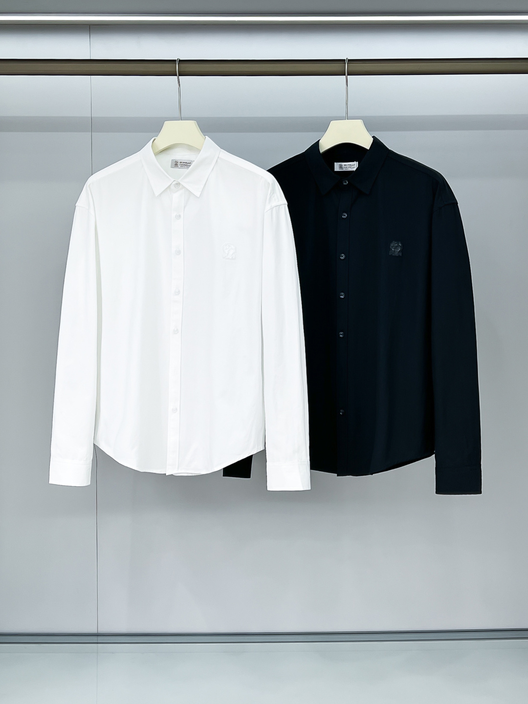 NO:517429,Combination Picture Bru**llo Cuci**lli Men's Business and Casual Plaid Long Sleeve Shirt. Official Synchronous Series!  Fashion with typical Italian style is quite exquisite in fabric selection and craftsmanship, which is very consistent with the aesthetic tone of BC, low-key and luxurious, elegant and noble. Every detail proves the brand's own sense of luxury!  As a recognized fashion item, shirts are undoubtedly one of the most vital elements in the fashion circle. They appear very frequently, are simple and distinctive. They are a good medicine for improving vision. In terms of outfits, they are both refreshing and age-reducing and fashionable, and they are intellectual and elegant, showing their taste and temperament, with various label symbols!  The fabrics and accessories are all supplied by foreign merchants. They are heavy-duty imported Turkish cotton, and BC classic French style. They have elegant temperament attributes and are full of high-end feeling!  Invincible versatile, with extensive compatibility, the first choice for urban elite men!  S-XL, Shirts,alexander wang19860909组合图 Bru**llo Cuci**lli 男士商务休闲格子长袖衬衫.官方同步系列！颇具意大利典型风格的时装,在面料选取和工艺方面都相当考究,极符合 BC美学基调,低调且奢华,优雅且高贵,每一个细节都在力证品牌自身的高级感！衬衫作为公认的时尚单品,无疑是时尚圈生命力最强的元素之一,出镜率极高,简单而个性鲜明,是改良视觉的良药,在穿搭方面即清爽减龄又自带时髦感,即知性儒雅又彰显品位气质,有着各种标签符号！面料和辅料皆为外商客供,重磅土耳其进口棉,BC经典法式领款..自带儒雅气质属性,高级感十足！无敌的百搭,兼容性广泛,都市精英男士首选！ 码数S-XL,,shirts,alexander wang,Men's clothing