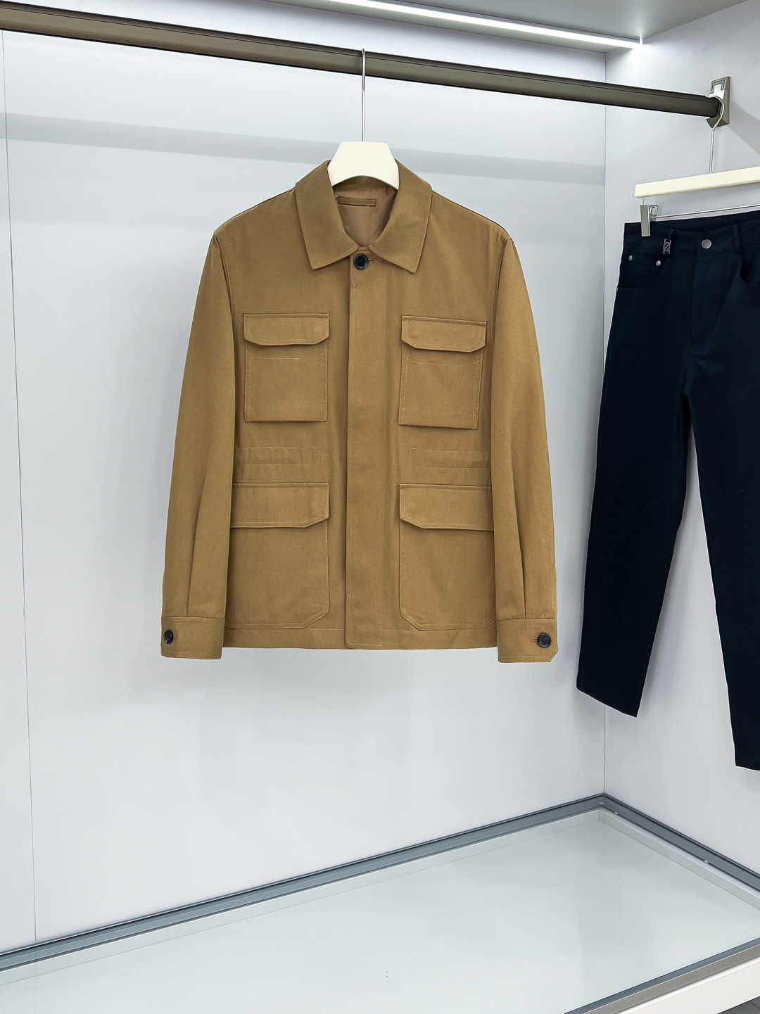 NO:517419,Luxury classic!  Brioni Tencel Cotton Blender Multi-Pocket Lapel Waist Drawstring Shirt-style Hunting Jacket Jacket!  A style that never ends can be worn all the time, always classic and timeless. A hunting jacket that reveals elegance and practical work style can be worn on any occasion. A man who can wear it will never be just a face. The focus of this style is fabric and style!  The use of Tennis blended cotton has both the cotton-like feeling and the luster and high-end feeling of Tennis. The plain double-layer weaving process has a solid fabric surface and a slight waterproof performance. Secondly, in our control of color, the fabric is fixed and dyed, and the color achieved by repeated adjustments. This color is very unique. It can be worn with formal clothes, suitable for business and socializing, and also suitable for work clothes. Become a simple and fashionable street person. Secondly, the control of the style, the appropriate slightly loose silhouette is not more than, which is very consistent with the current pursuit of comfort and aesthetics. The overall upper body of the clothes is very broad and stylish!  Article number 246769490 Online price control platform shall not be less than 699 Fabric composition 60 day wire 40 cotton Lining 52 polyester fiber 48 viscose fiber fitting color tea brown green Size M-3XL,,jackets & coats,jackets & coats,shirts,alexander wang19860909重奢经典！Brioni天丝纯棉混纺多口袋翻领腰部抽绳衬衫式猎装夹克外套！永不落幕的款式 可以一直穿,一直经典,不过时 一件野性之中透露优雅兼具实用工装类型的猎装式夹克外套 可以搭配任何场合,会穿的男人,永远不止于一副面孔 这个款的重点是面料和版型！ 采用天丝混纺棉,既有棉的棉感,又有天丝的光泽和高级感 平纹的双层梭织工艺,布面结实,有轻微的防水性能 其次我们对颜色的把控上,面料是定织定染的,反复调整才达到的这个色泽 这个颜色很独特,可以搭配正装穿着适合商务应酬,也适合搭配工装类型穿着 成为街头简单潮人 其次是版型的把控,适量的微宽松廓形,不多于,很符合当下对舒适已经审美的追求 衣服上身整体很挺阔有型！ 货号246769490 控价线上公开平台不得低于699 面料成分60天丝40棉 里料52聚酯纤维48粘纤 版型合身 颜色茶褐绿 尺码M-3XL,,jackets & coats,jackets & coats,shirts,alexander wang,Men's clothing