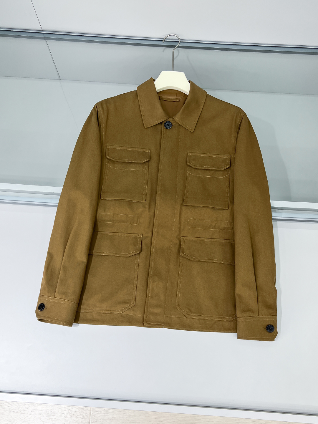 NO:517423,Painting details, heavy luxury classic!  Brioni Tencel Cotton Blender Multi-Pocket Lapel Waist Drawstring Shirt-style Hunting Jacket Jacket!  A style that never ends can be worn all the time, always classic and timeless. A hunting jacket that reveals elegance and practical work style can be worn on any occasion. A man who can wear it will never be just a face. The focus of this style is fabric and style!  The use of Tennis blended cotton has both the cotton-like feeling and the luster and high-end feeling of Tennis. The plain double-layer weaving process has a solid fabric surface and a slight waterproof performance. Secondly, in our control of color, the fabric is fixed and dyed, and the color achieved by repeated adjustments. This color is very unique. It can be worn with formal clothes, suitable for business and socializing, and also suitable for work clothes. Become a simple and fashionable street person. Secondly, the control of the style, the appropriate slightly loose silhouette is not more than, which is very consistent with the current pursuit of comfort and aesthetics. The overall upper body of the clothes is very broad and stylish!  Article number 246769490 Online price control platform shall not be less than 699 Fabric composition 60 day wire 40 cotton Lining 52 polyester fiber 48 viscose fiber fitting color tea brown green Size M-3XL,,jackets & coats,jackets & coats,shirts,alexander wang19860909铺拍细节 重奢经典！Brioni天丝纯棉混纺多口袋翻领腰部抽绳衬衫式猎装夹克外套！永不落幕的款式 可以一直穿,一直经典,不过时 一件野性之中透露优雅兼具实用工装类型的猎装式夹克外套 可以搭配任何场合,会穿的男人,永远不止于一副面孔 这个款的重点是面料和版型！ 采用天丝混纺棉,既有棉的棉感,又有天丝的光泽和高级感 平纹的双层梭织工艺,布面结实,有轻微的防水性能 其次我们对颜色的把控上,面料是定织定染的,反复调整才达到的这个色泽 这个颜色很独特,可以搭配正装穿着适合商务应酬,也适合搭配工装类型穿着 成为街头简单潮人 其次是版型的把控,适量的微宽松廓形,不多于,很符合当下对舒适已经审美的追求 衣服上身整体很挺阔有型！ 货号246769490 控价线上公开平台不得低于699 面料成分60天丝40棉 里料52聚酯纤维48粘纤 版型合身 颜色茶褐绿 尺码M-3XL,,jackets & coats,jackets & coats,shirts,alexander wang,Men's clothing