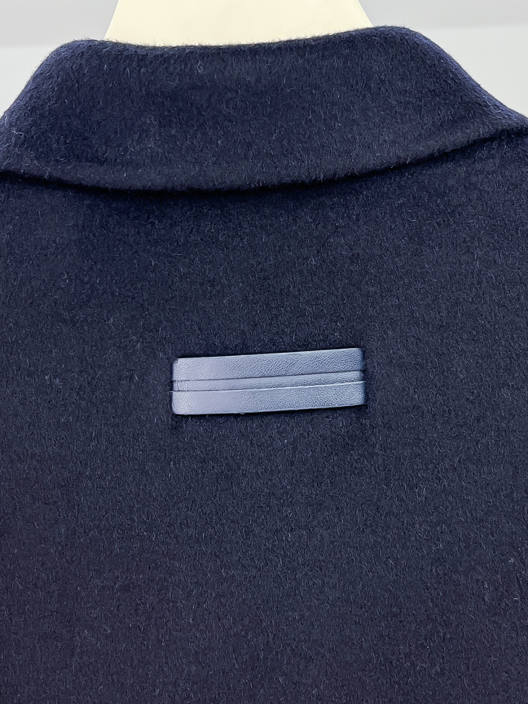 （纯手工）高端男士必备单品纯手工呢羊绒羊毛大衣.每一件都是纯手工缝制而成.内里无缝—带包装关于款式及设计