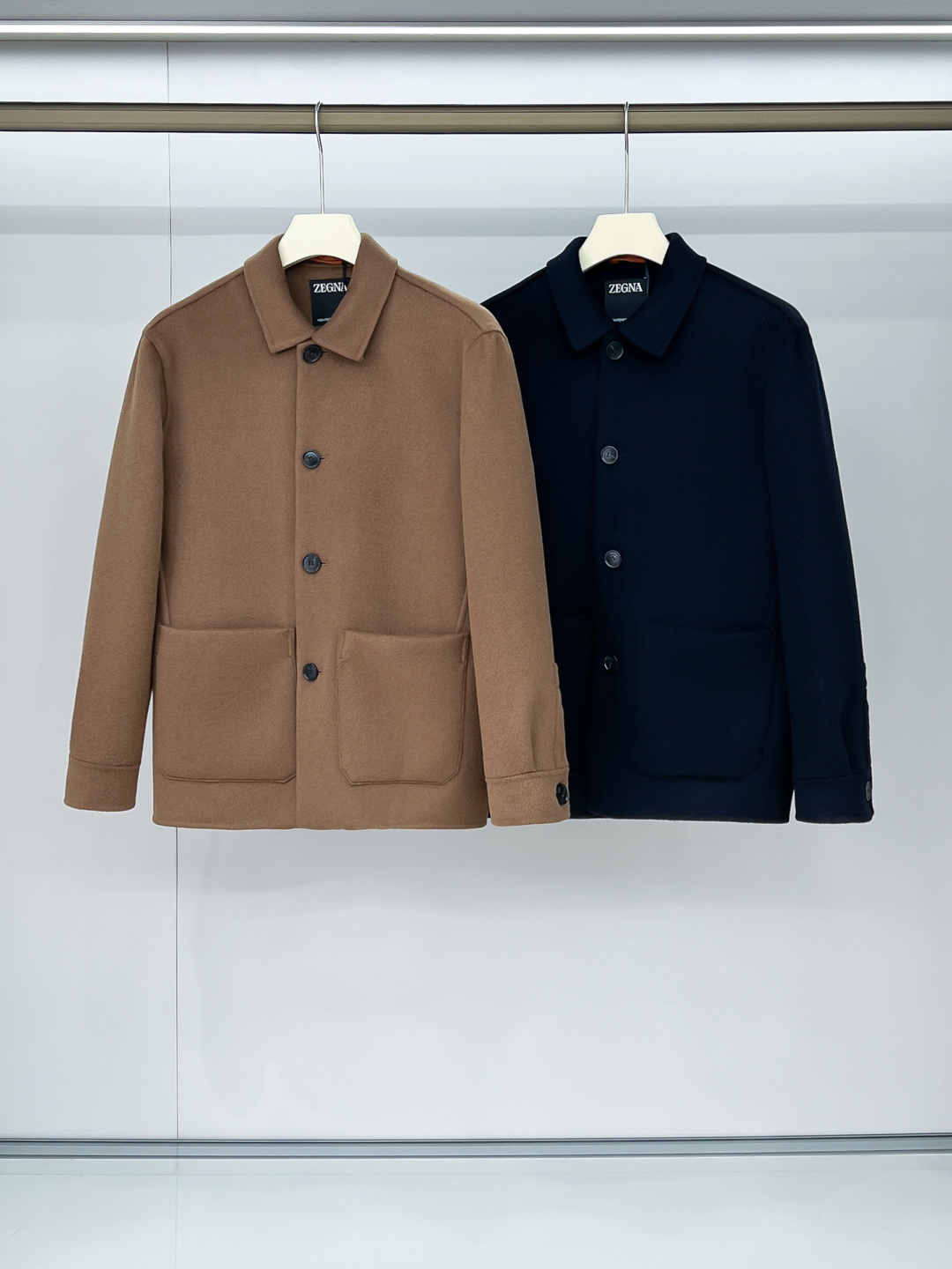 NO:517412,Combination picture (pure handmade) The essential item for high-end men's pure handmade wool cashmere wool coat. Each piece is purely hand-sewn. The inner seamless inside is seamless - with packaging About style and design If the long coat of wool woolen material is too picky for 'hardware' and 'software', then this set of short coats is enough to accommodate. The streamlined small lapels, the straight slightly contoured shape, the overall shape is minimalist and young at the same time. About fabrics and craftsmanship Use 80 wool.10 mulberry silk.10 cashmere. Wool. With the special craftsmanship of imported equipment from Italy, the texture of the fabric is quite excellent, the fluffy and saturated tweed texture is soft, delicate and high-end, and the garment has super wrinkle resistance. The whole coat is purely hand-sewn by the master stitch and thread, and is produced ingeniously. The edges and three-dimensional outlines are used to outline the edges and three-dimensional outlines, keeping the garment minimalist while showing the craftsmanship value. Each line and proportion are carefully arranged  S-2XL, Jackets & coats,alexander wang19860909组合图（纯手工）高端男士必备单品纯手工呢羊绒羊毛大衣.每一件都是纯手工缝制而成.内里无缝—带包装 关于款式及设计 如果羊毛呢料的长款大衣太挑“硬件”和“软件”,那么这一组短大衣就足够包容.精简的小翻领,直身的微廓形,整体偏极简,同时偏年轻. 关于面料及工艺 采用80羊毛.10桑蚕丝.10羊绒.羊毛 经意大利进口设备特殊工艺加持,使得布面的质感相当优秀,蓬松饱和的立绒质感,面料柔软,细腻高级,成衣具有超强抗皱性. 整件外套由老师傅一针一线纯手工缝制,匠心出品,采用暗走线来勾勒边缘及立体轮廓,保持成衣极简的同时又尽显工艺值,每一条走线与比例都经过精心安排 码数S-2XL,,jackets & coats,alexander wang,Men's clothing