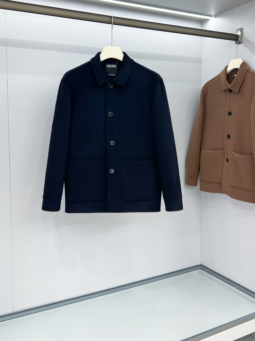 NO:517434,(Pure Handmade) High-end men's essential items are purely handmade cashmere wool coats. Each piece is made of pure handmade cashmere wool coats. Each piece is made of pure hand-sewn. Seamless inside - with packaging About style and design If the long coat of wool is too picky of 'hardware' and 'software', then this set of short coats is enough to accommodate. The streamlined small lapels, the straight slightly contoured shape, the overall shape is minimalist and young at the same time. About fabrics and craftsmanship Use 80 wool.10 mulberry silk.10 cashmere. Wool. With the special craftsmanship of imported equipment from Italy, the texture of the cloth is quite excellent, the fluffy and saturated tweed texture is soft, delicate and high-end, and the garment has super wrinkle resistance. The whole coat is purely hand-sewn by the master stitching one stitch and one thread, and is produced ingeniously. The edges and three-dimensional outlines are used to outline the edges and three-dimensional outlines, keeping the garment minimalist while showing the craftsmanship value. Each line and proportion are carefully arranged.  S-2XL, Jackets & coats,alexander wang19860909（纯手工）高端男士必备单品纯手工呢羊绒羊毛大衣.每一件都是纯手工缝制而成.内里无缝—带包装 关于款式及设计 如果羊毛呢料的长款大衣太挑“硬件”和“软件”,那么这一组短大衣就足够包容.精简的小翻领,直身的微廓形,整体偏极简,同时偏年轻. 关于面料及工艺 采用80羊毛.10桑蚕丝.10羊绒.羊毛 经意大利进口设备特殊工艺加持,使得布面的质感相当优秀,蓬松饱和的立绒质感,面料柔软,细腻高级,成衣具有超强抗皱性. 整件外套由老师傅一针一线纯手工缝制,匠心出品,采用暗走线来勾勒边缘及立体轮廓,保持成衣极简的同时又尽显工艺值,每一条走线与比例都经过精心安排 码数S-2XL,,jackets & coats,alexander wang,Men's clothing