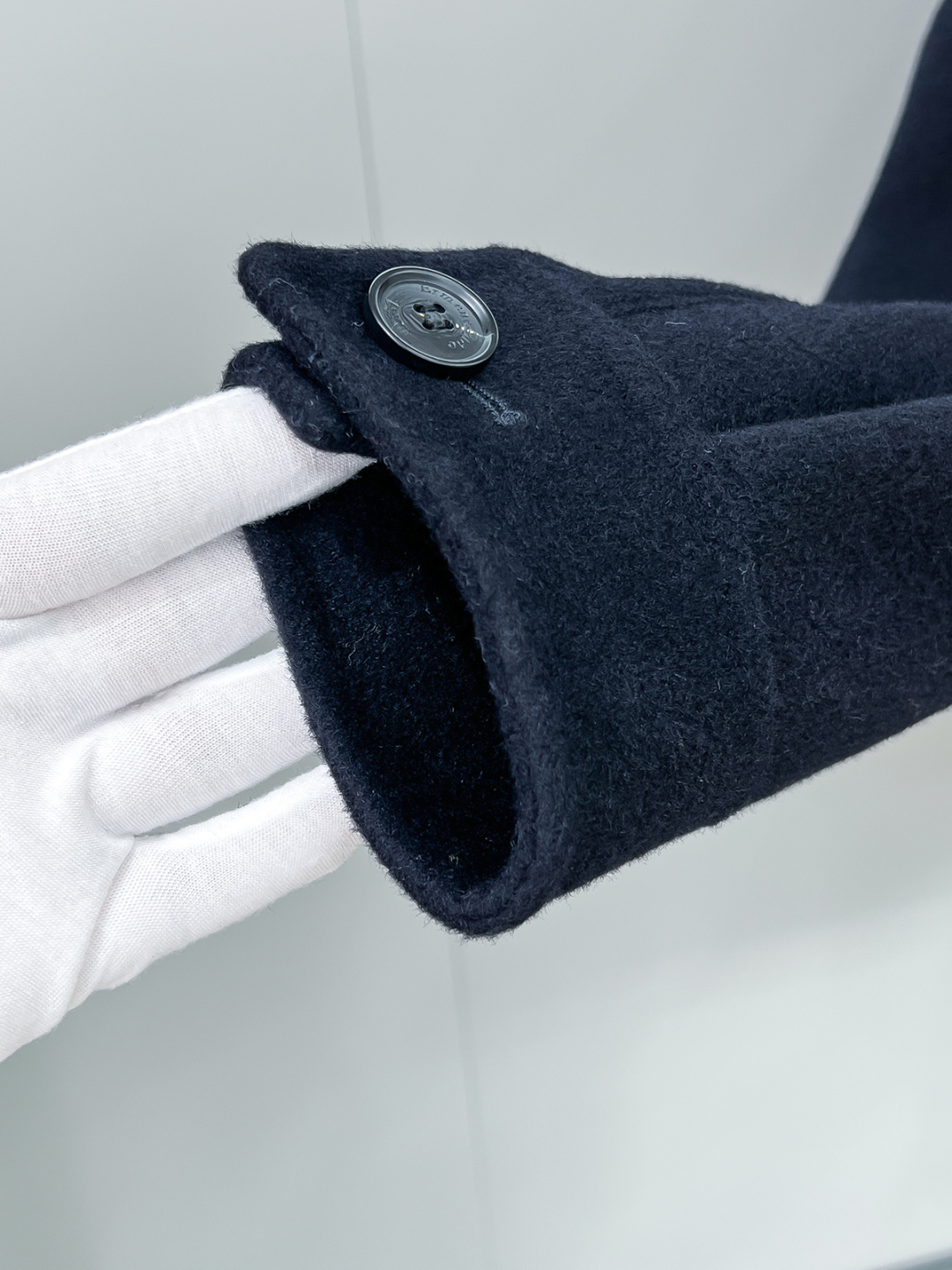 （纯手工）高端男士必备单品纯手工呢羊绒羊毛大衣.每一件都是纯手工缝制而成.内里无缝—带包装关于款式及设计