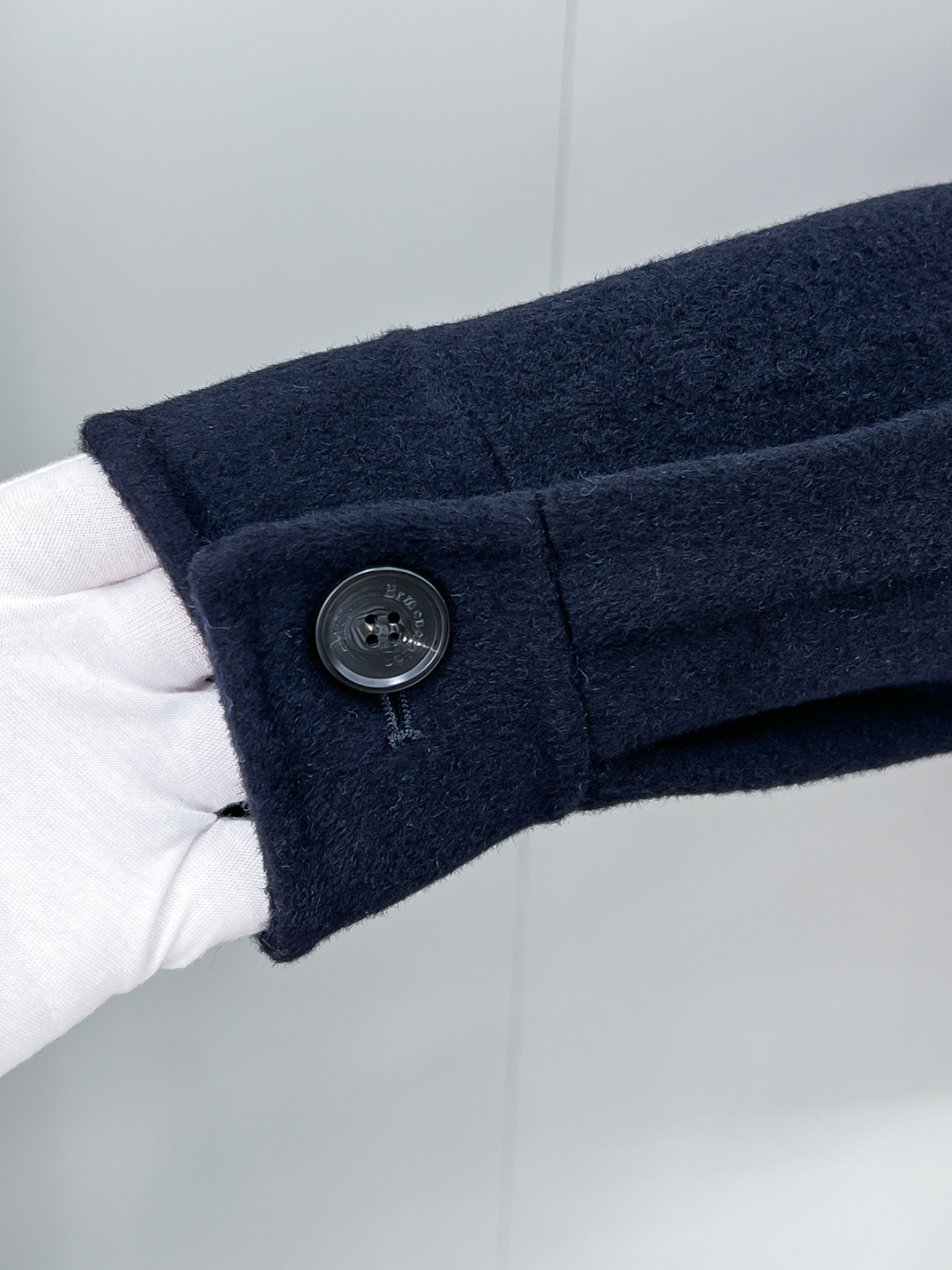 （纯手工）高端男士必备单品纯手工呢羊绒羊毛大衣.每一件都是纯手工缝制而成.内里无缝—带包装关于款式及设计