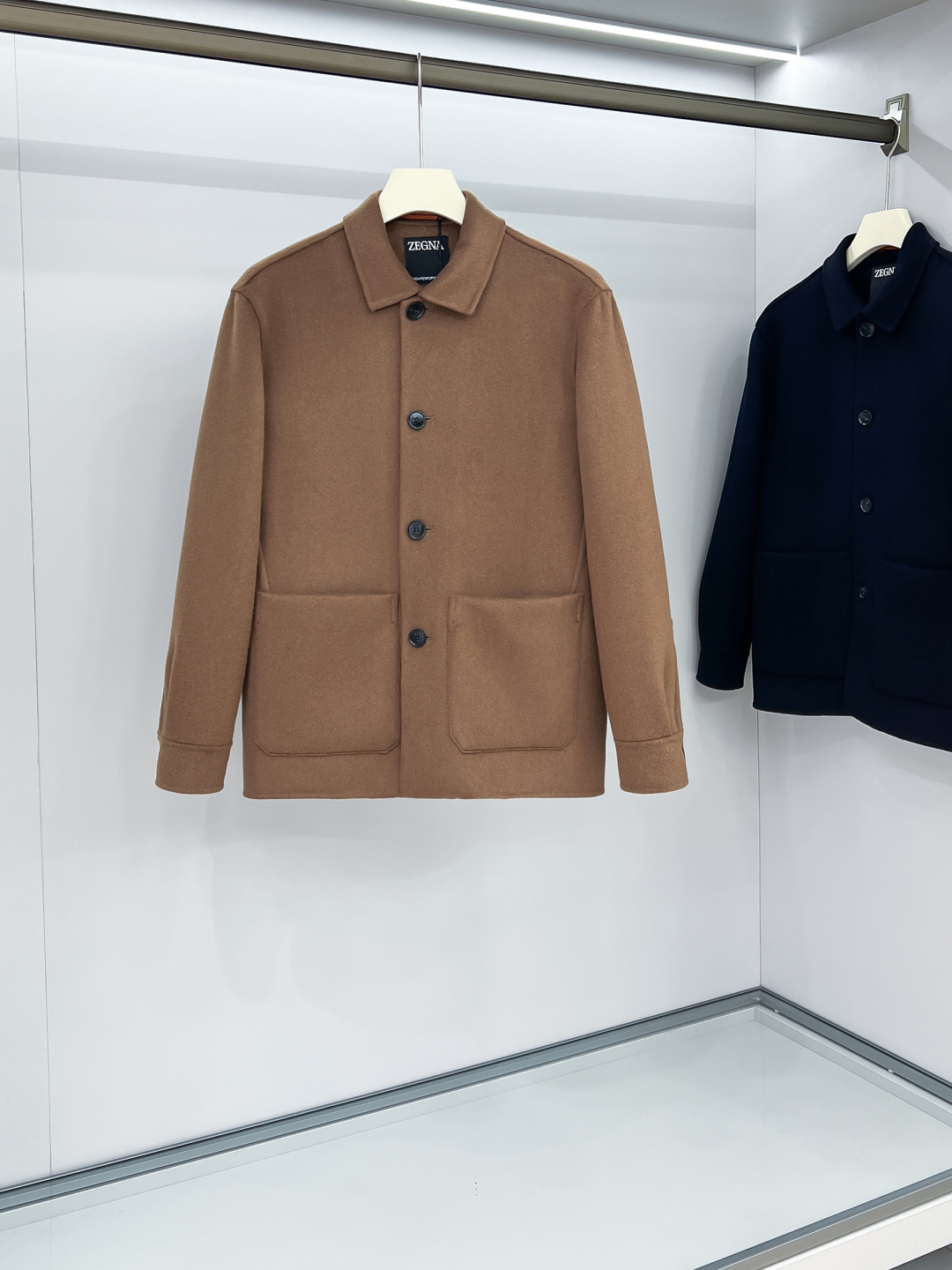 NO:517409,(Pure Handmade) High-end men's essential items are purely handmade cashmere wool coats. Each piece is made of pure handmade cashmere wool coats. Each piece is made of pure hand-sewn. Seamless inside - with packaging About style and design If the long coat of wool is too picky of 'hardware' and 'software', then this set of short coats is enough to accommodate. The streamlined small lapels, the straight slightly contoured shape, the overall shape is minimalist and young at the same time. About fabrics and craftsmanship Use 80 wool.10 mulberry silk.10 cashmere. Wool. With the special craftsmanship of imported equipment from Italy, the texture of the cloth is quite excellent, the fluffy and saturated tweed texture is soft, delicate and high-end, and the garment has super wrinkle resistance. The whole coat is purely hand-sewn by the master stitching one stitch and one thread, and is produced ingeniously. The edges and three-dimensional outlines are used to outline the edges and three-dimensional outlines, keeping the garment minimalist while showing the craftsmanship value. Each line and proportion are carefully arranged.  S-2XL, Jackets & coats,alexander wang19860909（纯手工）高端男士必备单品纯手工呢羊绒羊毛大衣.每一件都是纯手工缝制而成.内里无缝—带包装 关于款式及设计 如果羊毛呢料的长款大衣太挑“硬件”和“软件”,那么这一组短大衣就足够包容.精简的小翻领,直身的微廓形,整体偏极简,同时偏年轻. 关于面料及工艺 采用80羊毛.10桑蚕丝.10羊绒.羊毛 经意大利进口设备特殊工艺加持,使得布面的质感相当优秀,蓬松饱和的立绒质感,面料柔软,细腻高级,成衣具有超强抗皱性. 整件外套由老师傅一针一线纯手工缝制,匠心出品,采用暗走线来勾勒边缘及立体轮廓,保持成衣极简的同时又尽显工艺值,每一条走线与比例都经过精心安排 码数S-2XL,,jackets & coats,alexander wang,Men's clothing