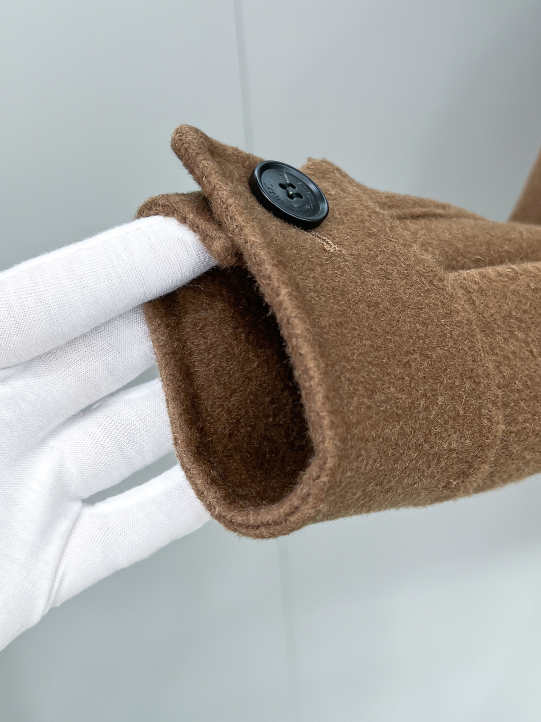 （纯手工）高端男士必备单品纯手工呢羊绒羊毛大衣.每一件都是纯手工缝制而成.内里无缝—带包装关于款式及设计