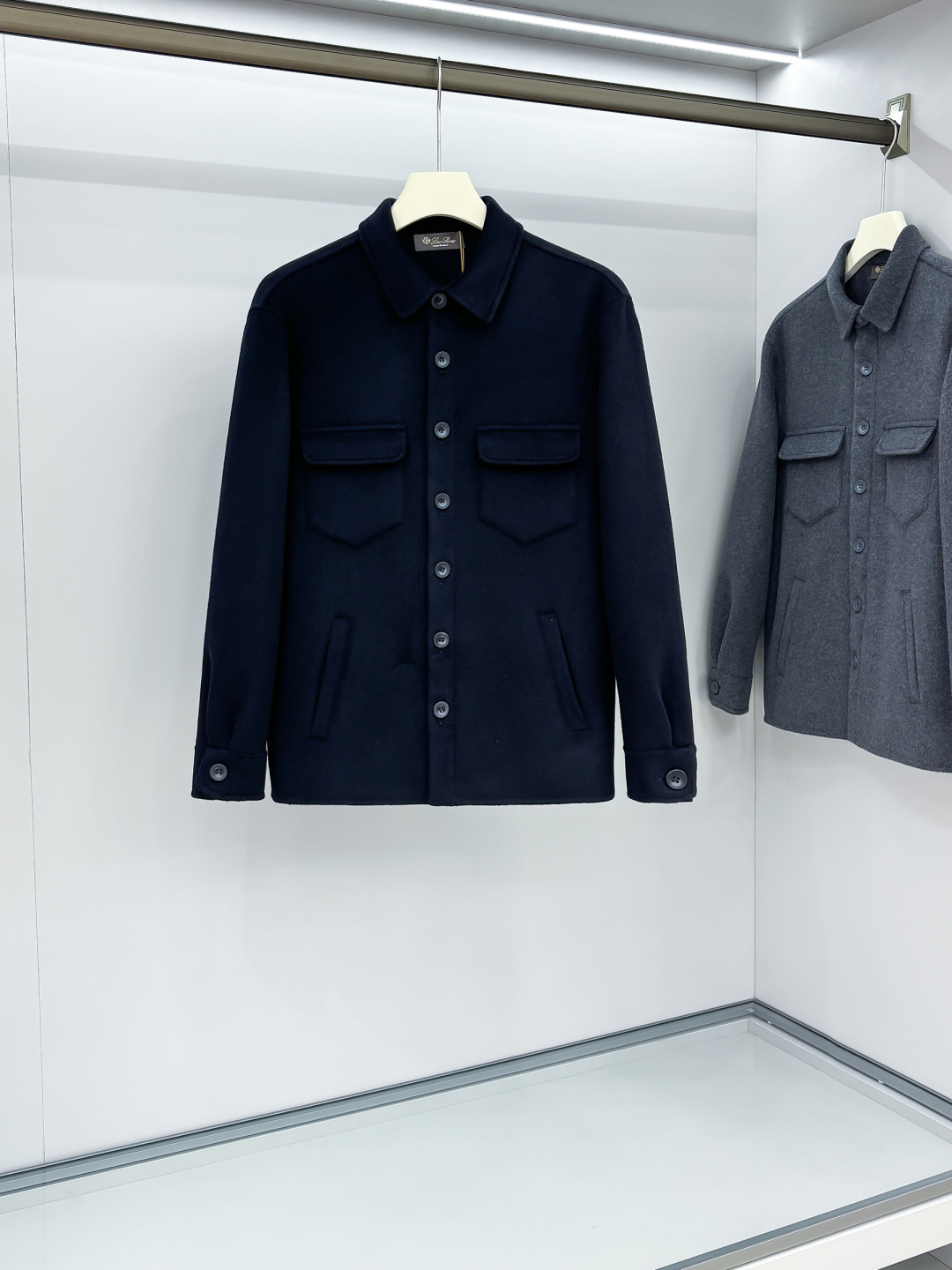 NO:517368,(Pure Handmade) LP & Nuo Pianya is a must-have item for high-end men's wardrobe for pure handmade wool cashmere wool coat. Each piece is made by hand. Seamless inside - with packaging About style and design If a long coat with wool is too picky of 'hardware' and 'software', then this set of short coats is enough to accommodate. The streamlined small lapels, the straight silhouette, the overall shape is minimalist, and the same is young. About fabrics and craftsmanship, 80 wool, 10 mulberry silk, 10 cashmere. Wool is blessed by special craftsmanship from imported Italian equipment, making the texture of the cloth very excellent, with fluffy and saturated trefoil texture, soft, delicate and high-end, and the ready-to-wear has super wrinkle resistance.  The entire jacket is hand-sewn by the master, and is produced ingeniously. It uses dark lines to outline the edges and three-dimensional outlines, keeping the garment minimalist while showing the craftsmanship value. Each line and proportion are carefully arranged. Number S-2XL, loro piano, jackets & coats, alexander wang19860909（纯手工）LP&诺悠翩雅 高端男士衣橱必备单品纯手工呢羊绒羊毛大衣.每一件都是纯手工缝制而成.内里无缝—带包装 关于款式及设计 如果羊毛呢料的长款大衣太挑“硬件”和“软件”,那么这一组短大衣就足够包容.精简的小翻领,直身的微廓形,整体偏极简,同时偏年轻. 关于面料及工艺 采用80羊毛.10桑蚕丝.10羊绒.羊毛 经意大利进口设备特殊工艺加持,使得布面的质感相当优秀,蓬松饱和的立绒质感,面料柔软,细腻高级,成衣具有超强抗皱性. 整件外套由老师傅一针一线纯手工缝制,匠心出品,采用暗走线来勾勒边缘及立体轮廓,保持成衣极简的同时又尽显工艺值,每一条走线与比例都经过精心安排 码数S-2XL,,loro piana,jackets & coats,alexander wang,Men's clothing