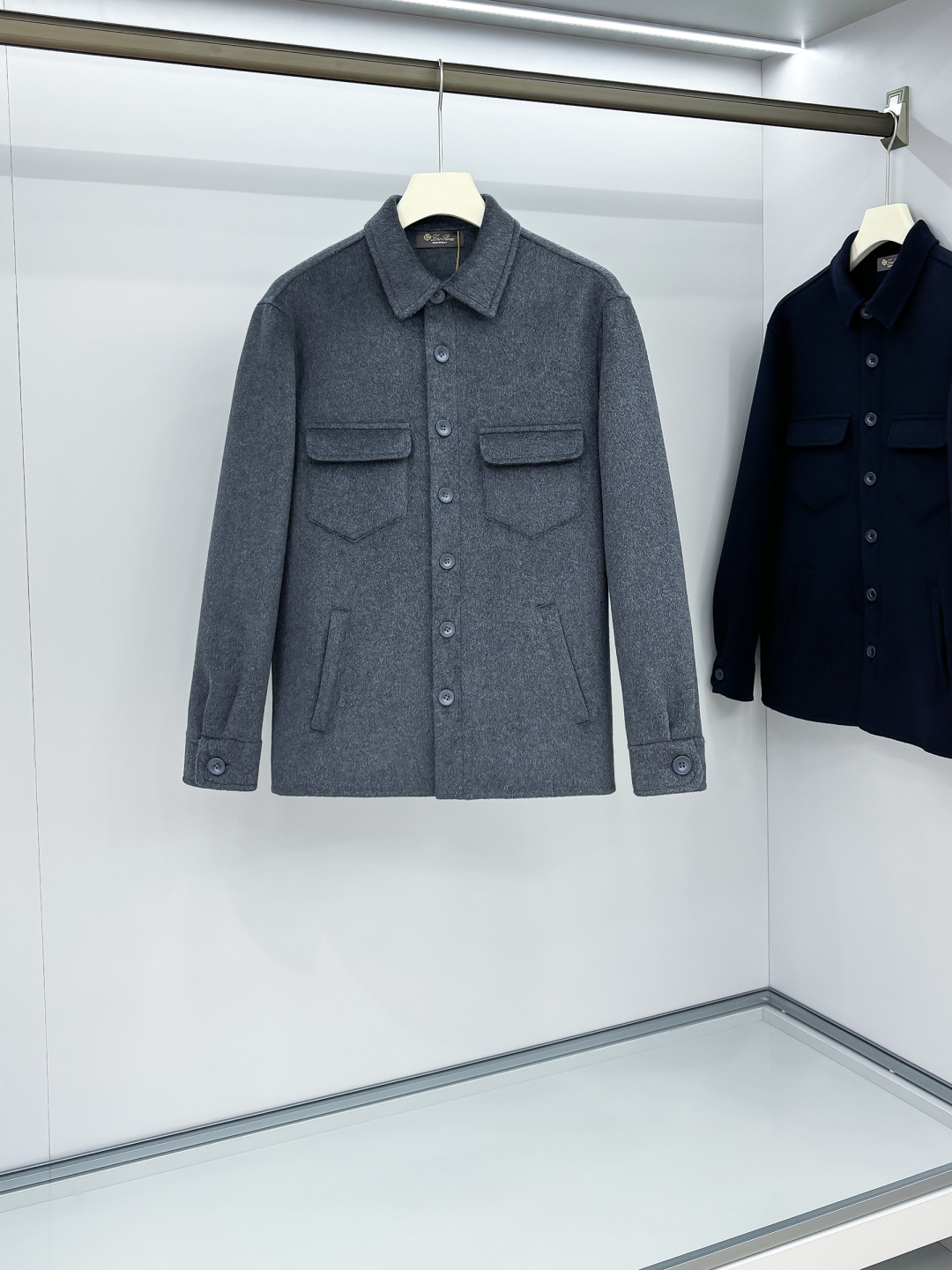 NO:517375,(Pure Handmade) LP & Nuo Pianya is a must-have item for high-end men's wardrobe for pure handmade wool cashmere wool coat. Each piece is made by hand. Seamless inside - with packaging About style and design If a long coat with wool is too picky of 'hardware' and 'software', then this set of short coats is enough to accommodate. The streamlined small lapels, the straight silhouette, the overall shape is minimalist, and at the same time is young. About fabrics and craftsmanship, 80 wool, 10 mulberry silk, 10 cashmere. Wool is blessed by the special craftsmanship of imported Italian equipment, making the texture of the cloth very excellent, the fluffy and saturated trefoil texture, the fabric is soft, delicate and high-end, and the ready-to-wear has super wrinkle resistance.  The entire jacket is hand-sewn by the master, and is produced ingeniously. It uses dark lines to outline the edges and three-dimensional outlines, keeping the garment minimalist while showing the craftsmanship value. Each line and proportion are carefully arranged. Number S-2XL, loro piano, jackets & coats, alexander wang19860909（纯手工）LP&诺悠翩雅 高端男士衣橱必备单品纯手工呢羊绒羊毛大衣.每一件都是纯手工缝制而成.内里无缝—带包装 关于款式及设计 如果羊毛呢料的长款大衣太挑“硬件”和“软件”,那么这一组短大衣就足够包容.精简的小翻领,直身的微廓形,整体偏极简,同时偏年轻. 关于面料及工艺 采用80羊毛.10桑蚕丝.10羊绒.羊毛 经意大利进口设备特殊工艺加持,使得布面的质感相当优秀,蓬松饱和的立绒质感,面料柔软,细腻高级,成衣具有超强抗皱性. 整件外套由老师傅一针一线纯手工缝制,匠心出品,采用暗走线来勾勒边缘及立体轮廓,保持成衣极简的同时又尽显工艺值,每一条走线与比例都经过精心安排 码数S-2XL,,loro piana,jackets & coats,alexander wang,Men's clothing