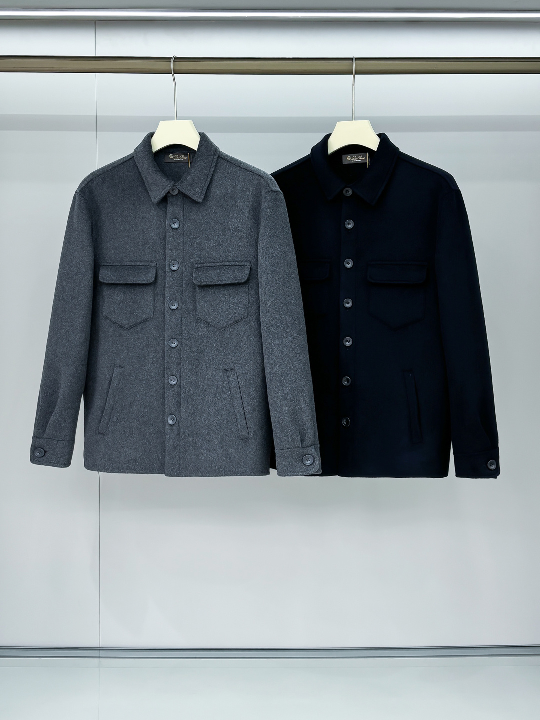 NO:517379,Combination Picture (Pure Handmade) LP & Nuo Pianya High-end Men's Wardrobe Must-Handed Wool Cashmere Wool Coat. Each piece is purely hand-sewn. The inner seamless inside is seamless - with packaging About style and design If the long coat of wool is too picky of 'hardware' and 'software', then this set of short coats is enough to accommodate. The streamlined small lapels, the straight silhouette, the overall shape is minimalist, and the same is young. About fabrics and craftsmanship, 80 wool, 10 mulberry silk, 10 cashmere. Wool is blessed by the special craftsmanship of imported Italian equipment, making the texture of the cloth very excellent, the fluffy and saturated trefoil texture, the fabric is soft, delicate and high-end, and the ready-to-wear has super wrinkle resistance.  The entire jacket is hand-sewn by the master, and is produced ingeniously. It uses dark lines to outline the edges and three-dimensional outlines, keeping the garment minimalist while showing the craftsmanship value. Each line and proportion are carefully arranged. Number S-2XL, loro piano, jackets & coats, alexander wang19860909组合图（纯手工）LP&诺悠翩雅 高端男士衣橱必备单品纯手工呢羊绒羊毛大衣.每一件都是纯手工缝制而成.内里无缝—带包装 关于款式及设计 如果羊毛呢料的长款大衣太挑“硬件”和“软件”,那么这一组短大衣就足够包容.精简的小翻领,直身的微廓形,整体偏极简,同时偏年轻. 关于面料及工艺 采用80羊毛.10桑蚕丝.10羊绒.羊毛 经意大利进口设备特殊工艺加持,使得布面的质感相当优秀,蓬松饱和的立绒质感,面料柔软,细腻高级,成衣具有超强抗皱性. 整件外套由老师傅一针一线纯手工缝制,匠心出品,采用暗走线来勾勒边缘及立体轮廓,保持成衣极简的同时又尽显工艺值,每一条走线与比例都经过精心安排 码数S-2XL,,loro piana,jackets & coats,alexander wang,Men's clothing