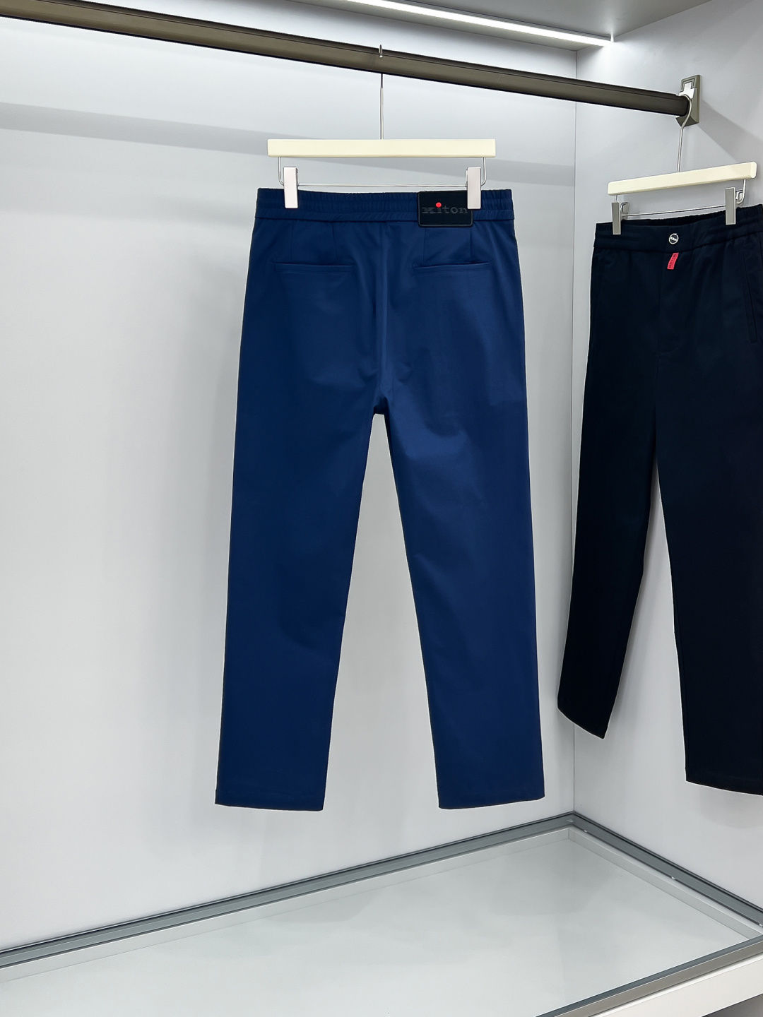 Kiton 2025秋冬专柜新款定制休闲裤 干净利落剪裁，都市风十足 采用高端精纺面料手感软糯干爽，上身